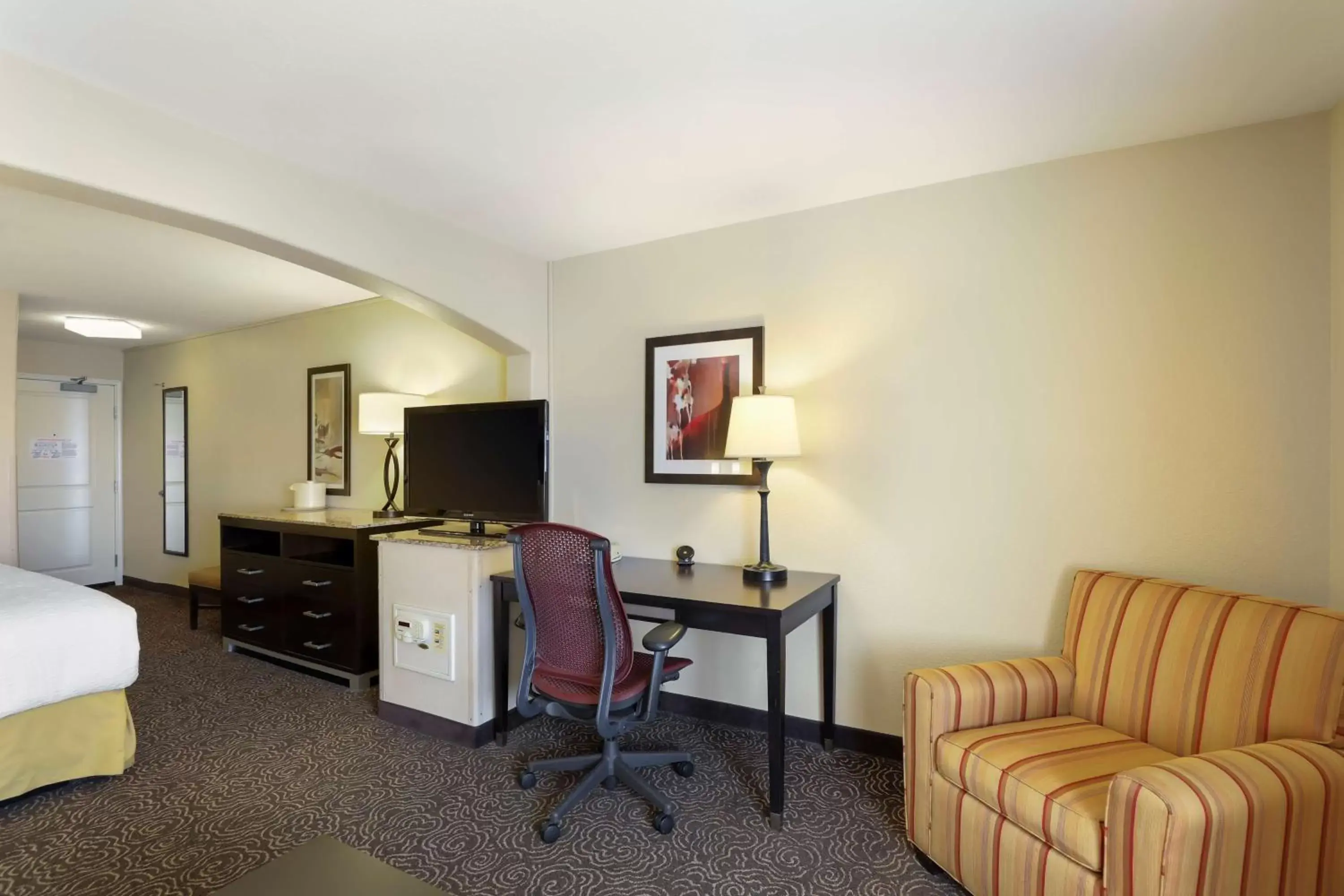 Bedroom, TV/Entertainment Center in Best Western Plus Castle Rock