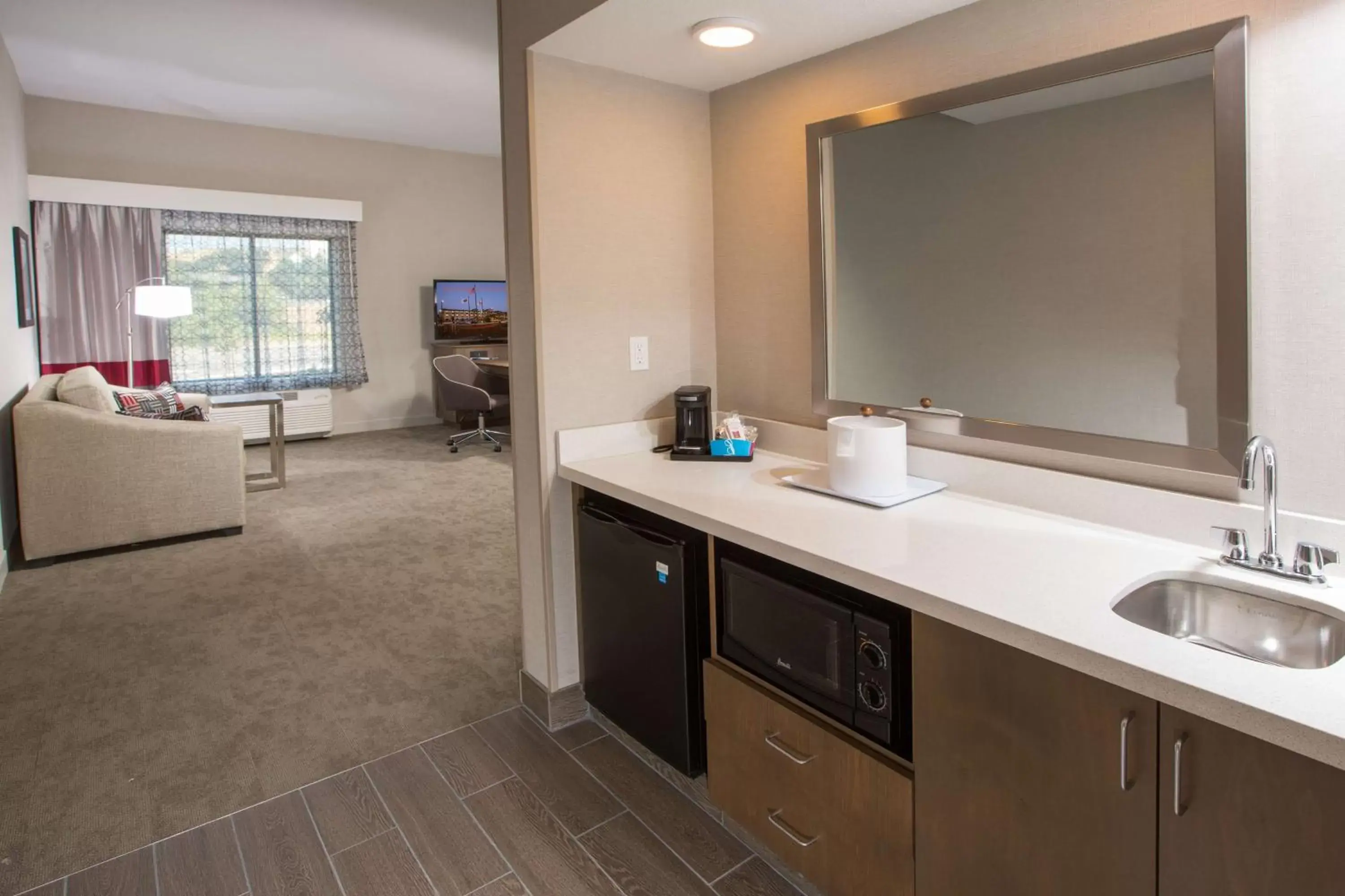 Bed, Bathroom in Hampton Inn & Suites Buellton/Santa Ynez Valley, Ca