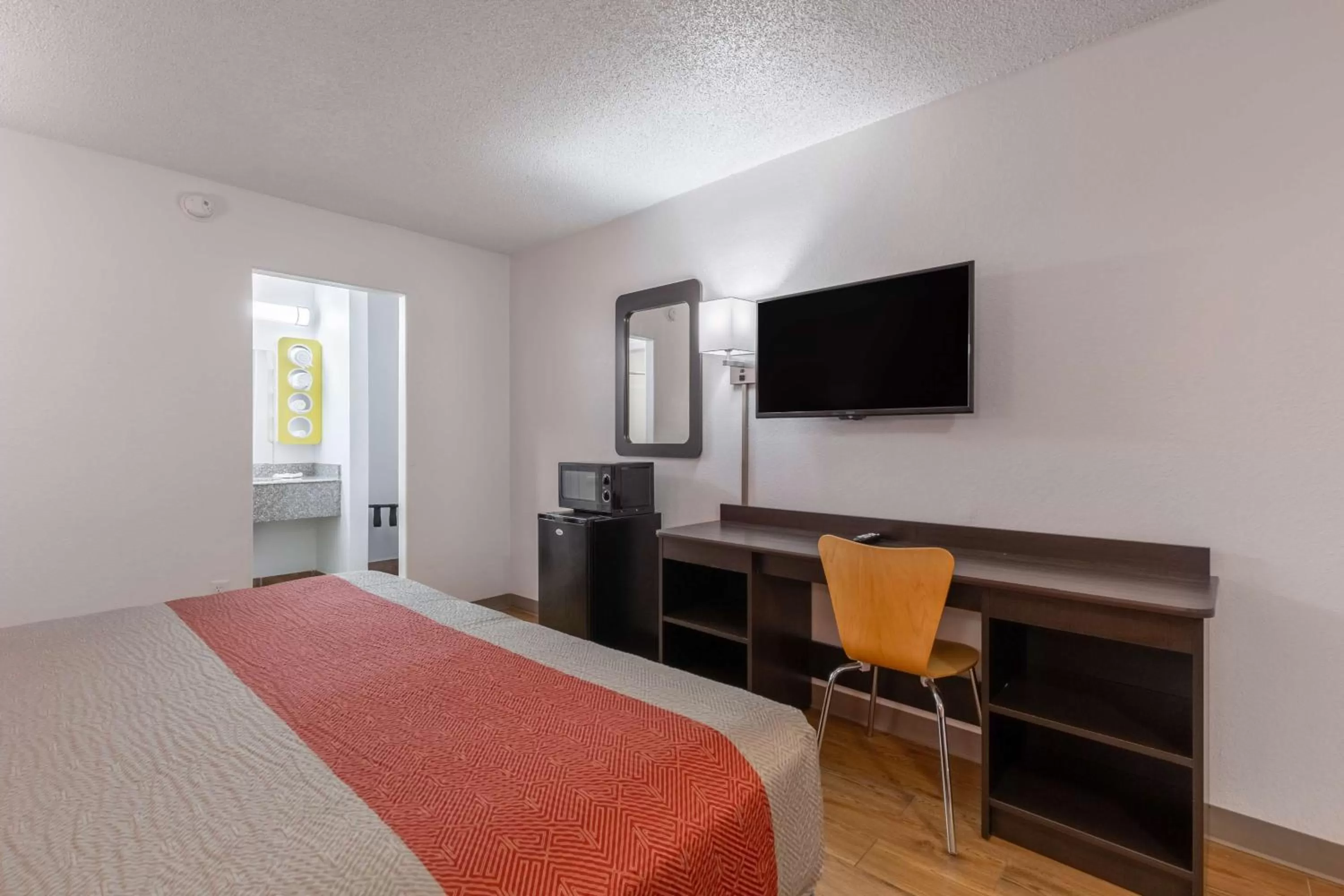 Photo of the whole room, Bed in Motel 6-Bryan, TX - University Area