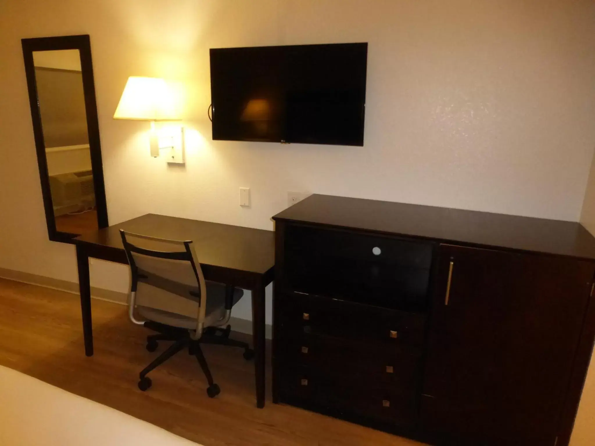 Photo of the whole room, TV/Entertainment Center in Red Roof Inn Houston - Jersey Village