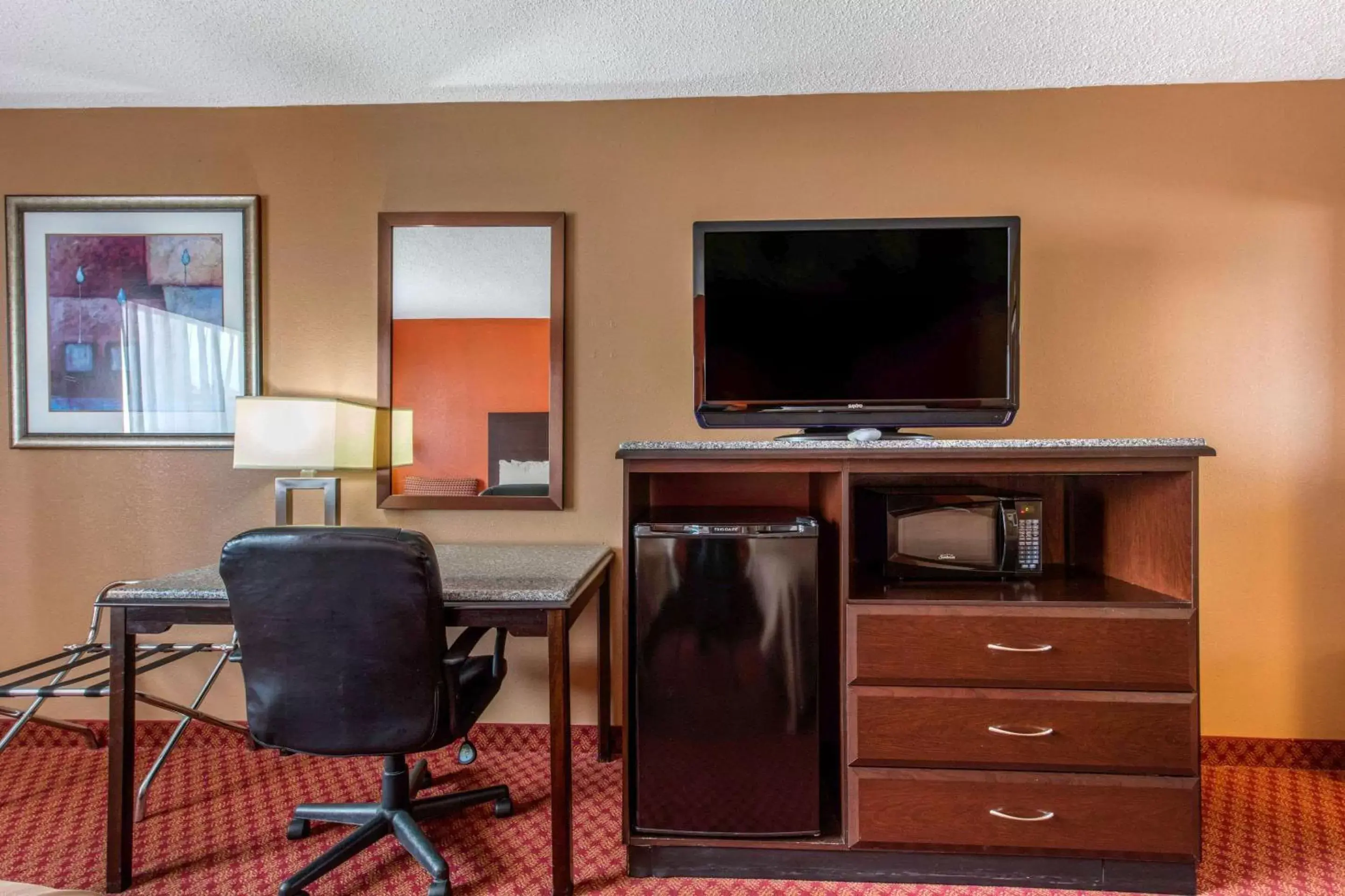 Photo of the whole room, TV/Entertainment Center in Quality Inn Kingston Springs