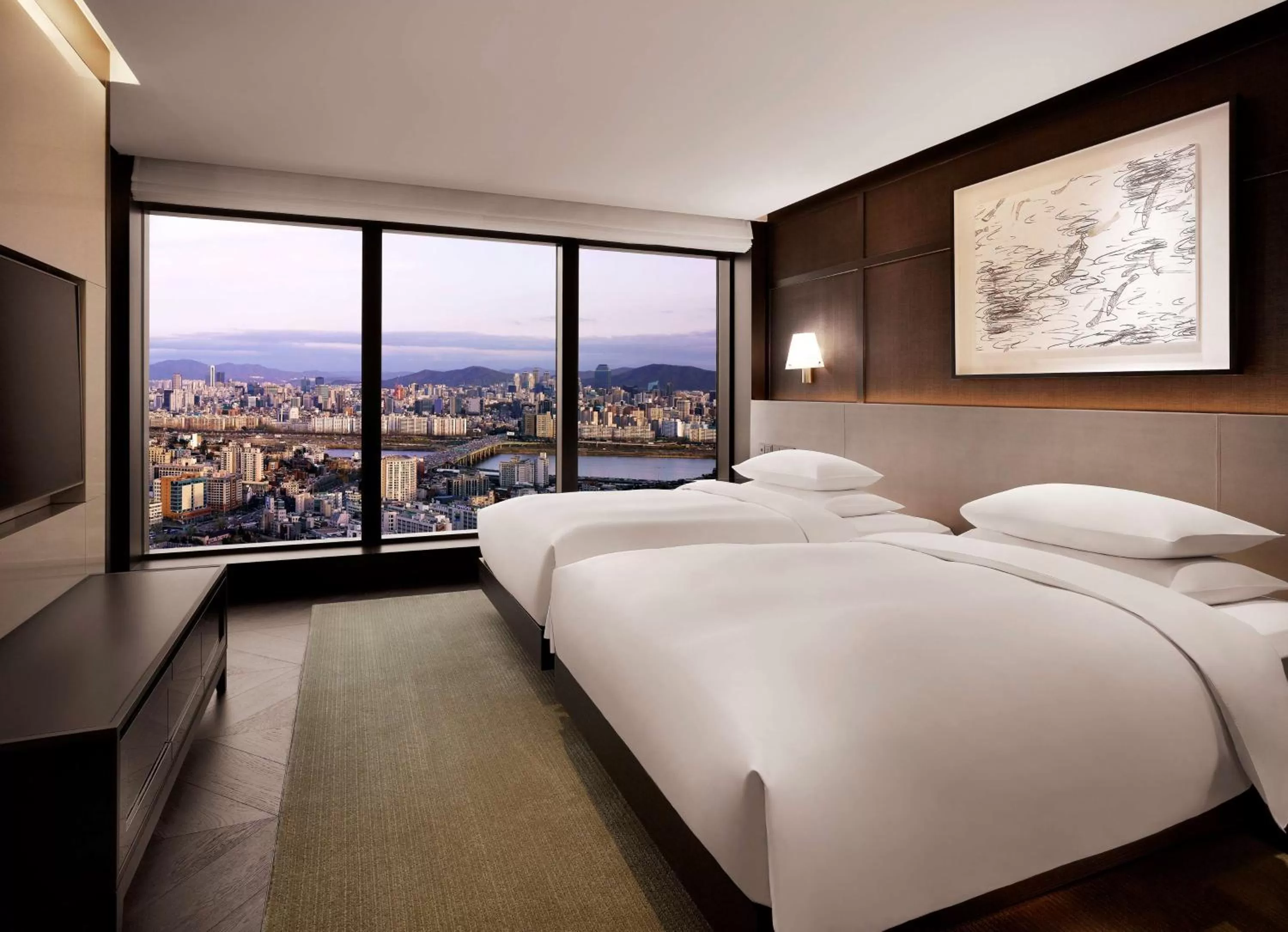 Photo of the whole room, Bed in Grand Hyatt Seoul