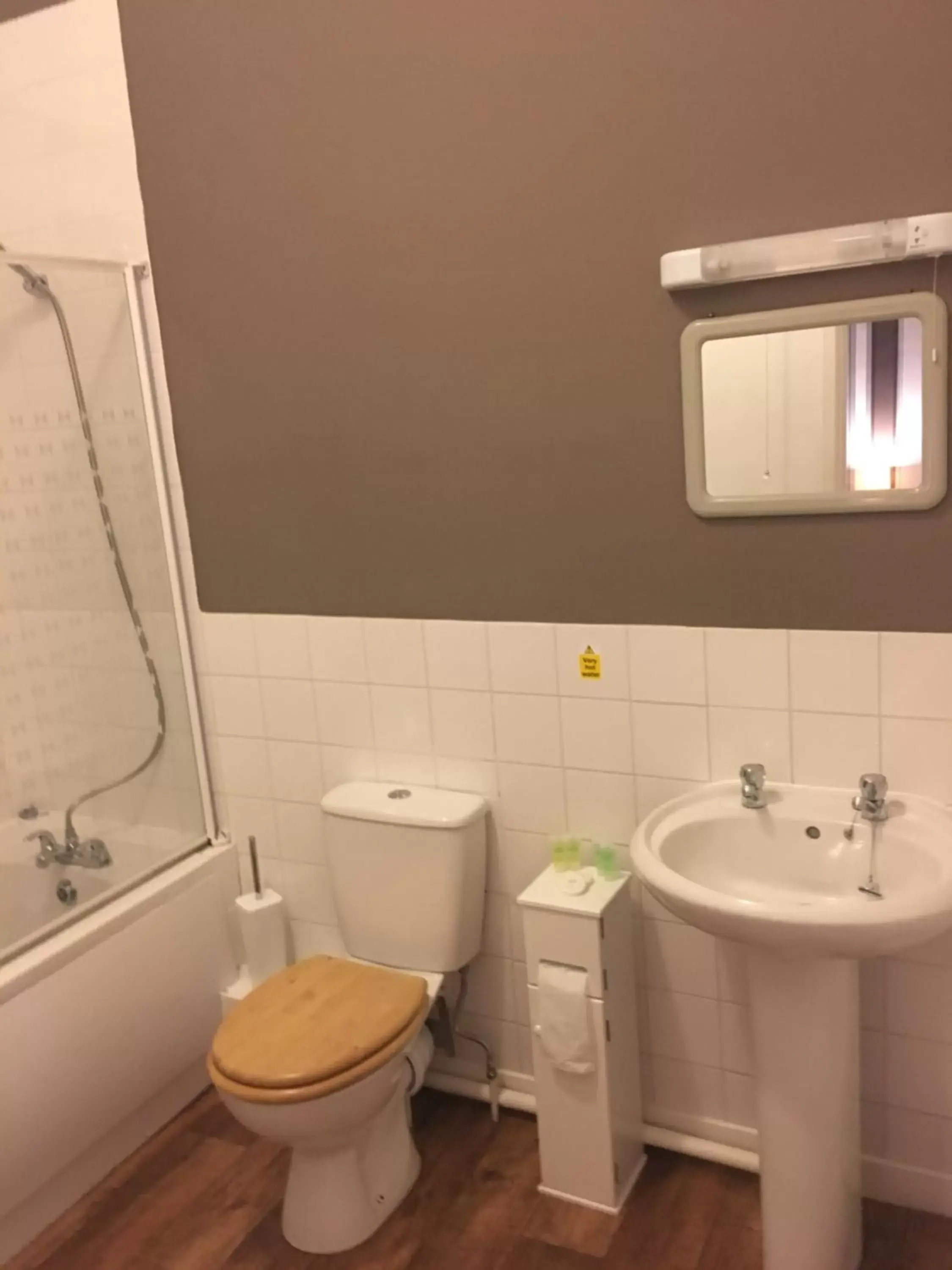 Bathroom in The Dyvels Inn