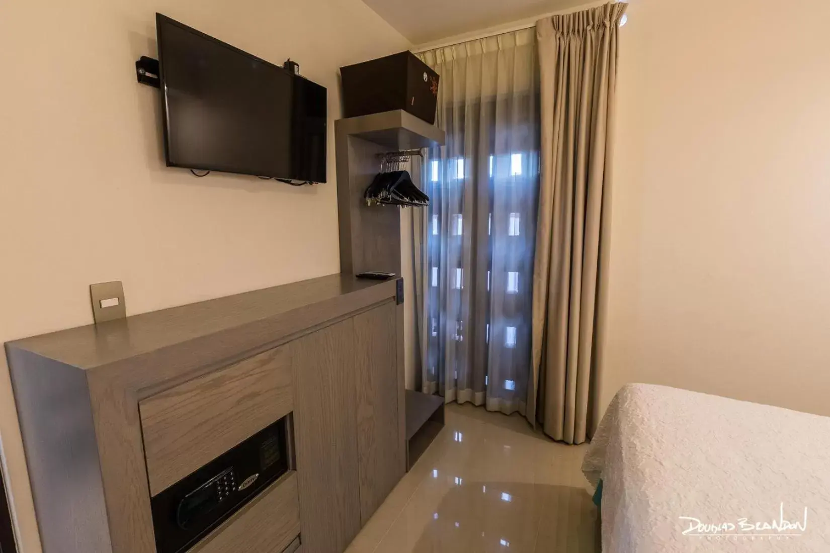 Bedroom, TV/Entertainment Center in Marialicia Suites, Hotel Boutique