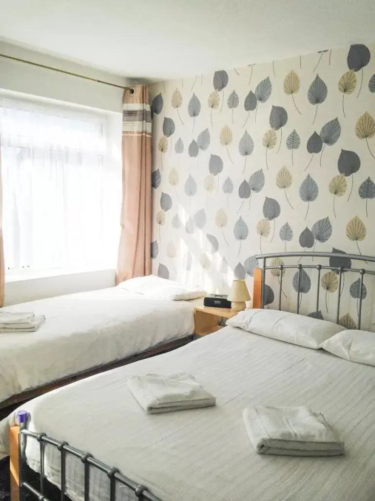 Standard Triple Room in The Sandringham Court Hotel & Sports Bar-Groups Welcome here-High Speed Wi-Fi Standard Triple Room in The Sandringham Court Hotel & Sports Bar-Groups Welcome here-High Speed Wi-Fi