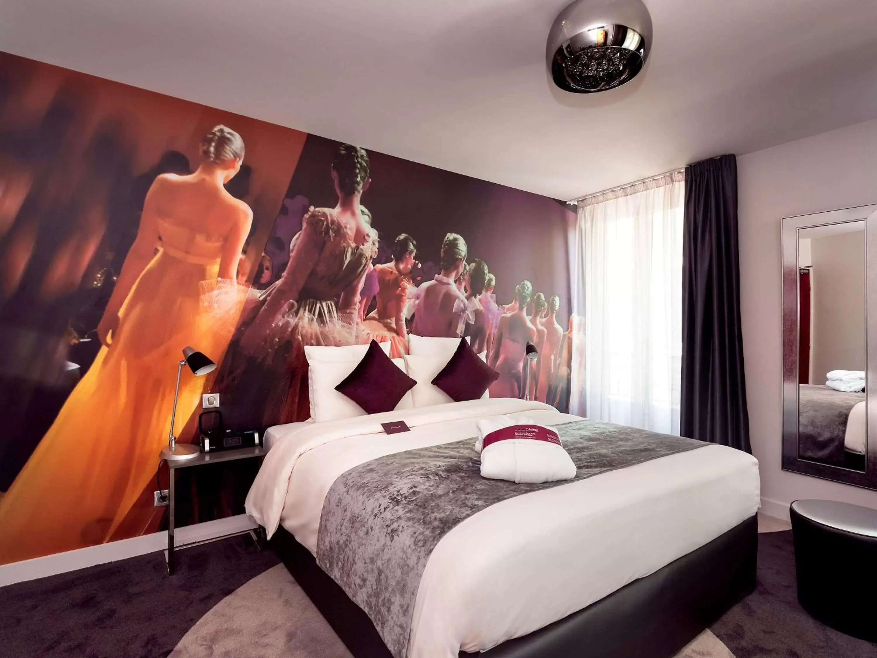 Photo of the whole room, Bed in Mercure Paris Place d'Italie
