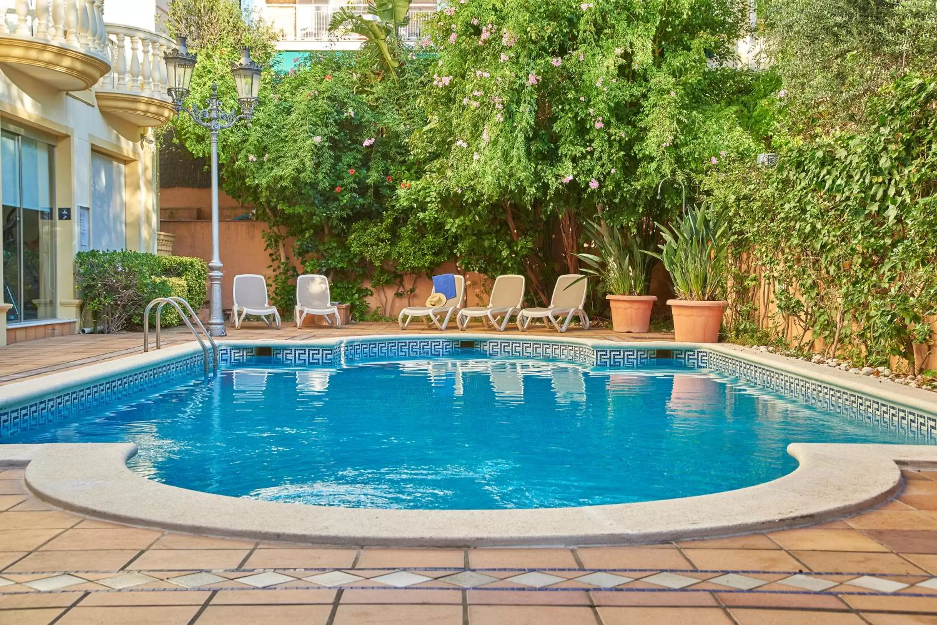 Swimming pool in URH Sitges Playa Swimming pool in URH Sitges Playa