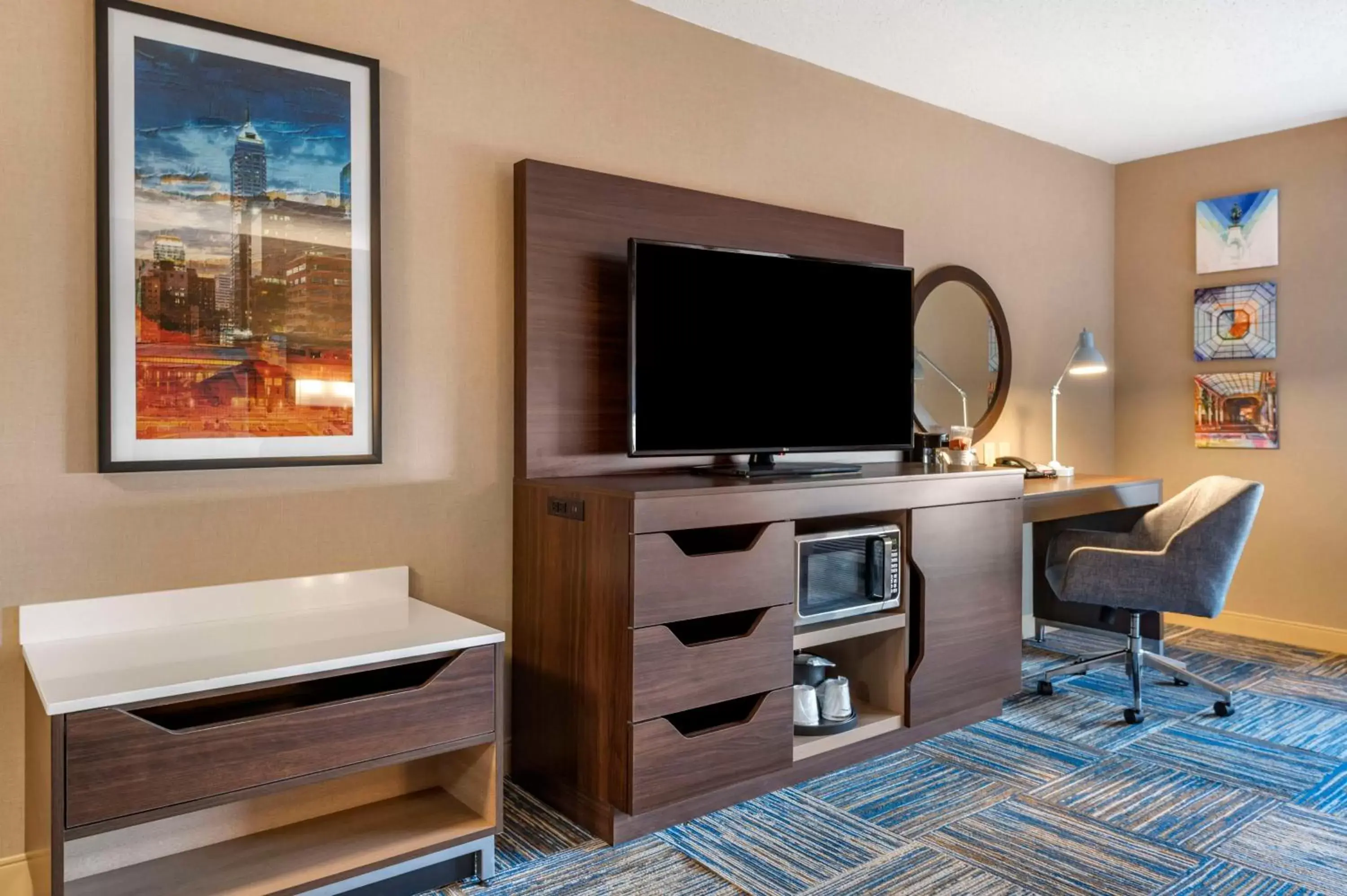 Bedroom, TV/Entertainment Center in Hampton Inn Greenfield