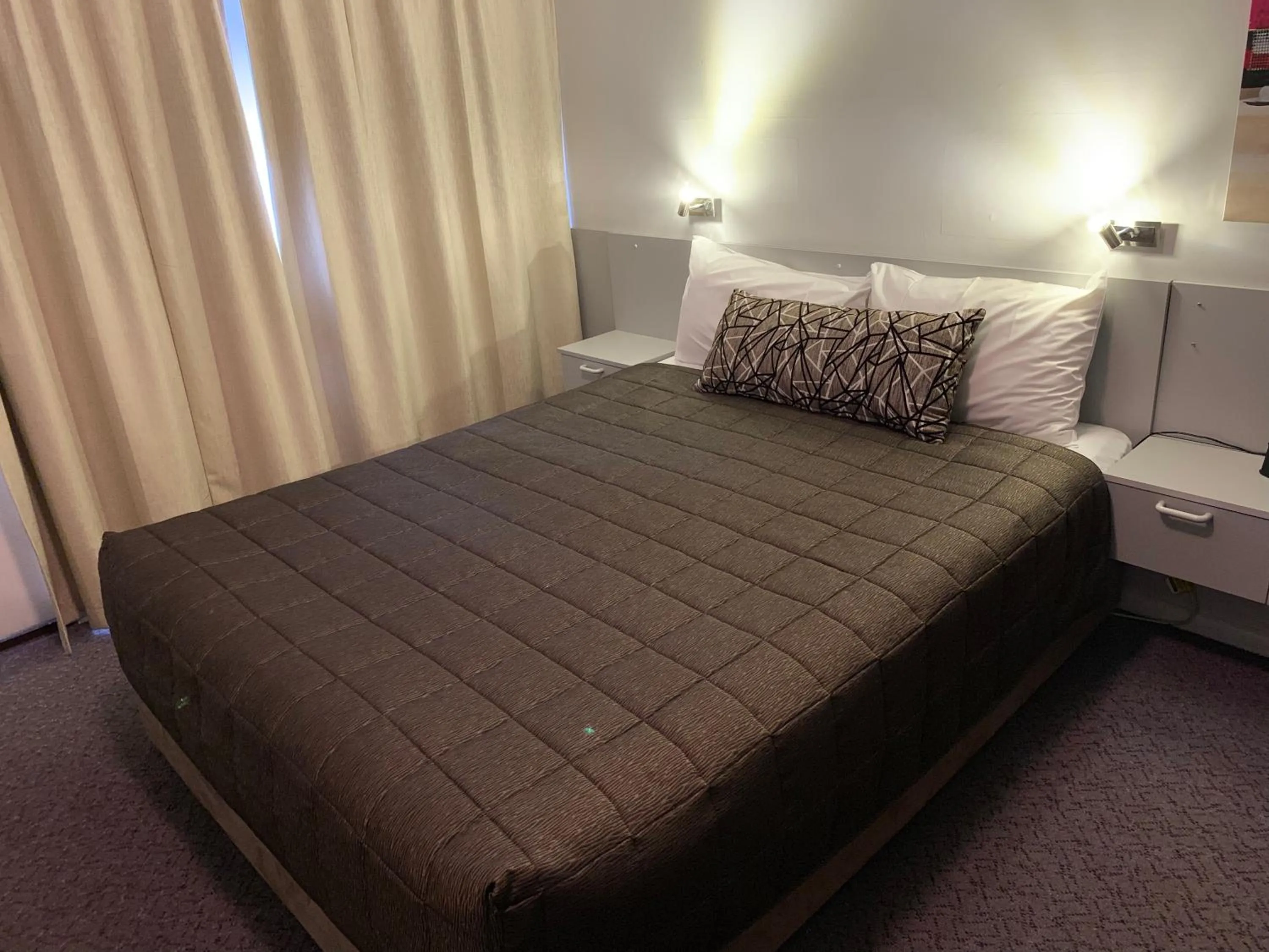 Bed in Orana Windmill Motel