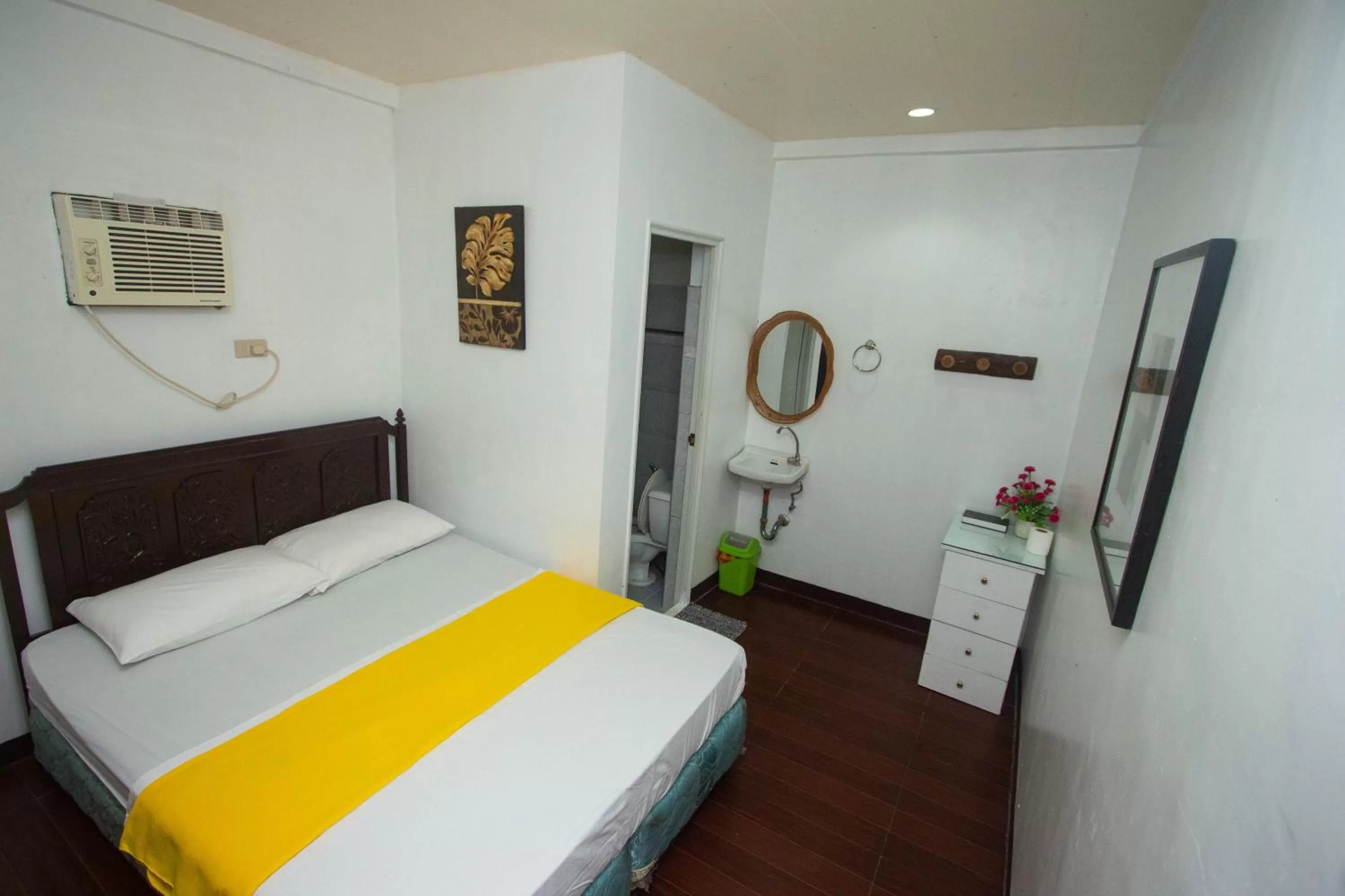 Bed in Raya Del Sol Dive Resort