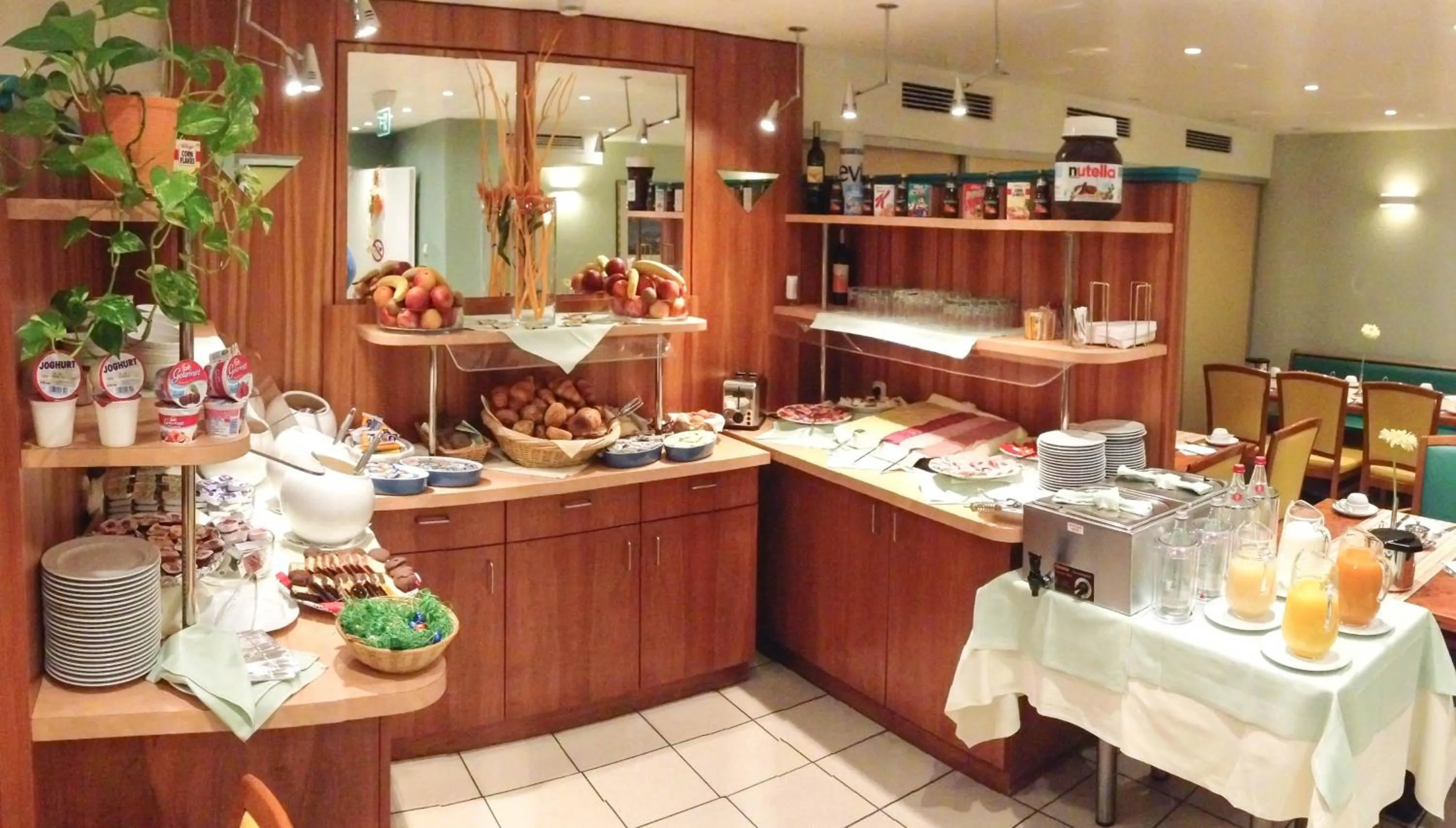 Buffet breakfast in Hotel Miramar am Römer