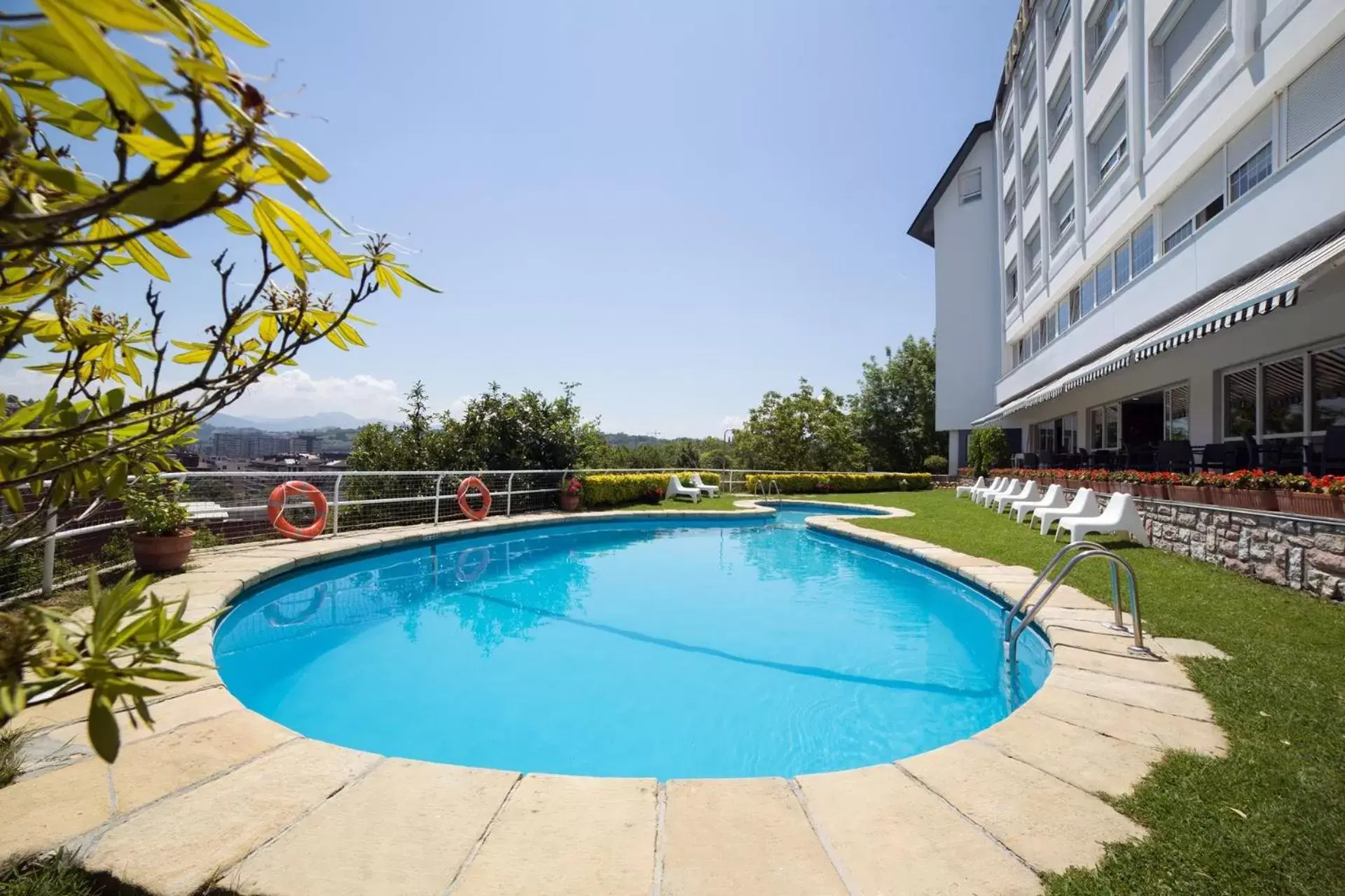 Garden, Swimming Pool in Hotel Avenida