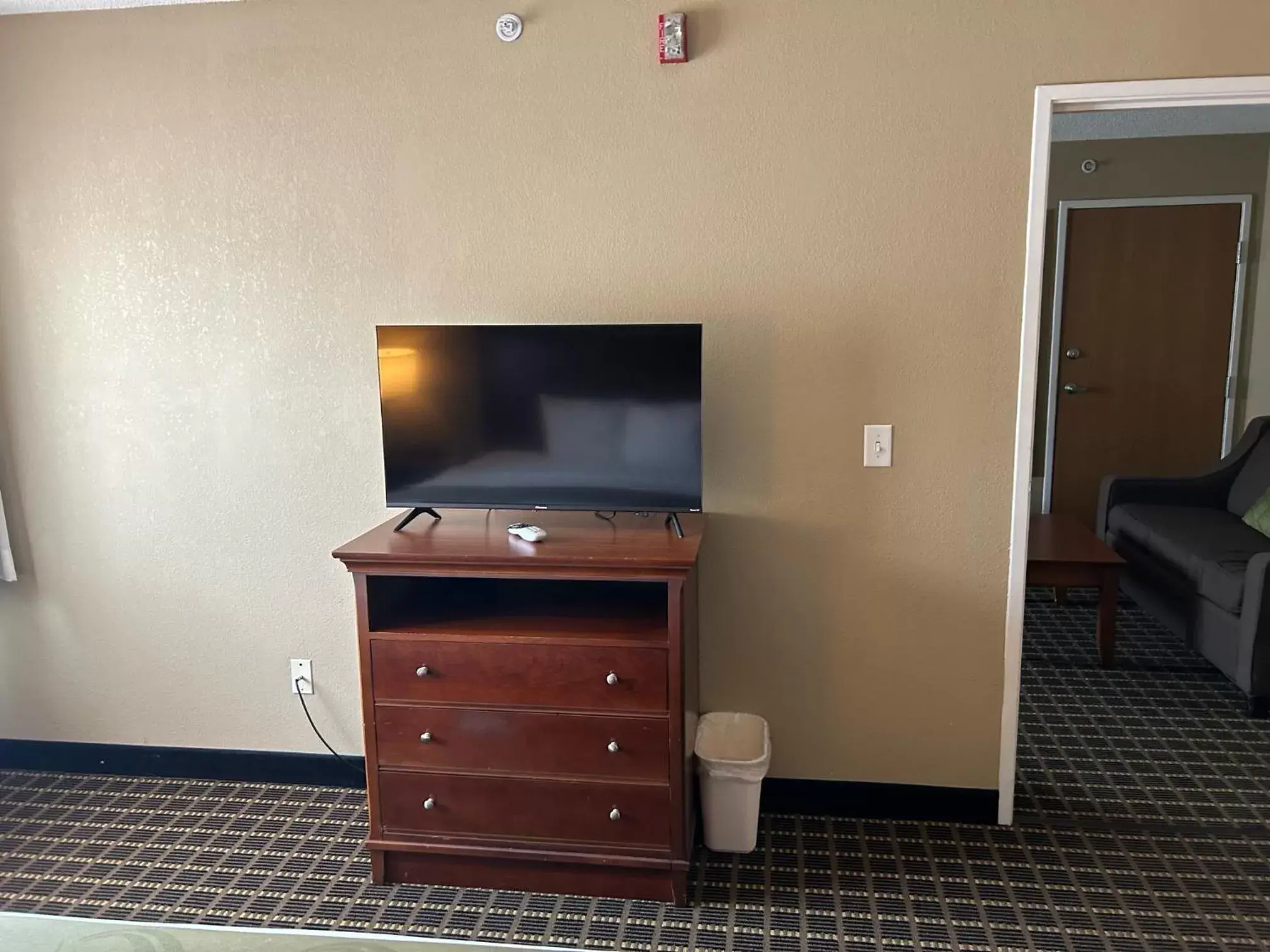 Communal lounge/ TV room, TV/Entertainment Center in Quality Inn & Suites Bradford