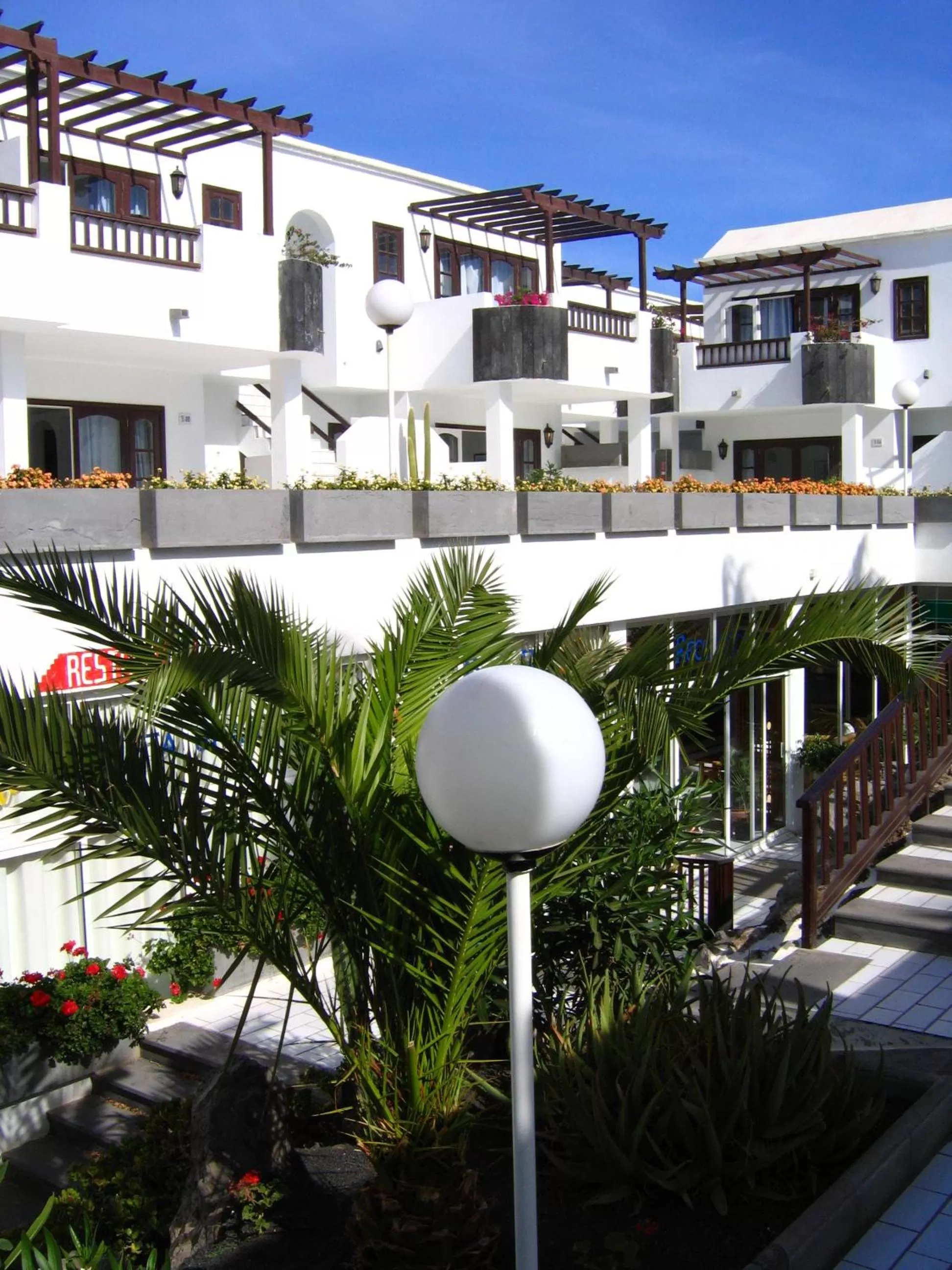 Property building in Plaza Azul