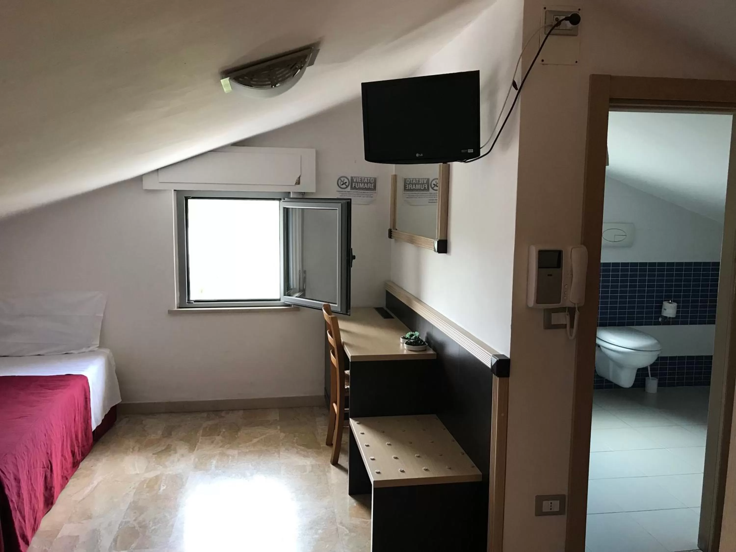 Toilet, TV/Entertainment Center in Rosso Di Sera