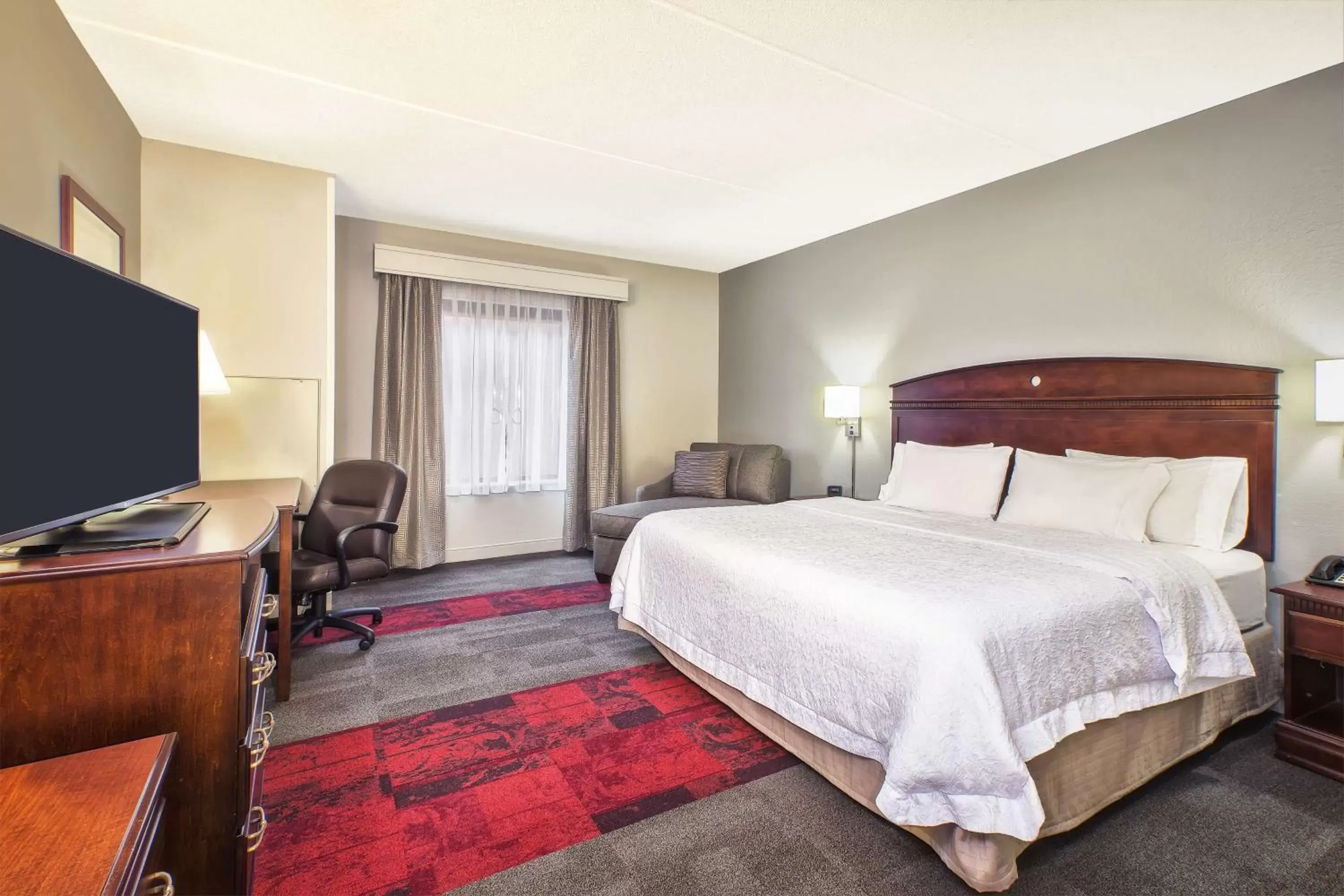 Bed in Hampton Inn & Suites Madison - West
