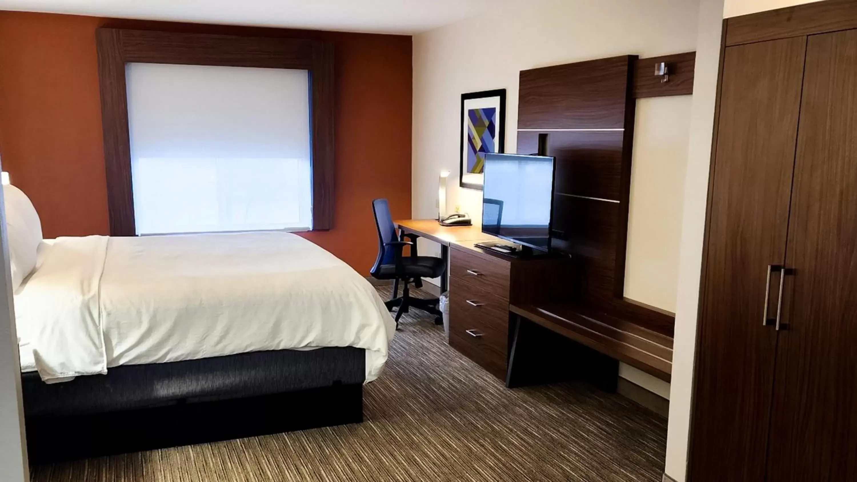 Photo of the whole room, Bed in Holiday Inn Express Hotel & Suites Chicago South Lansing, an IHG Hotel