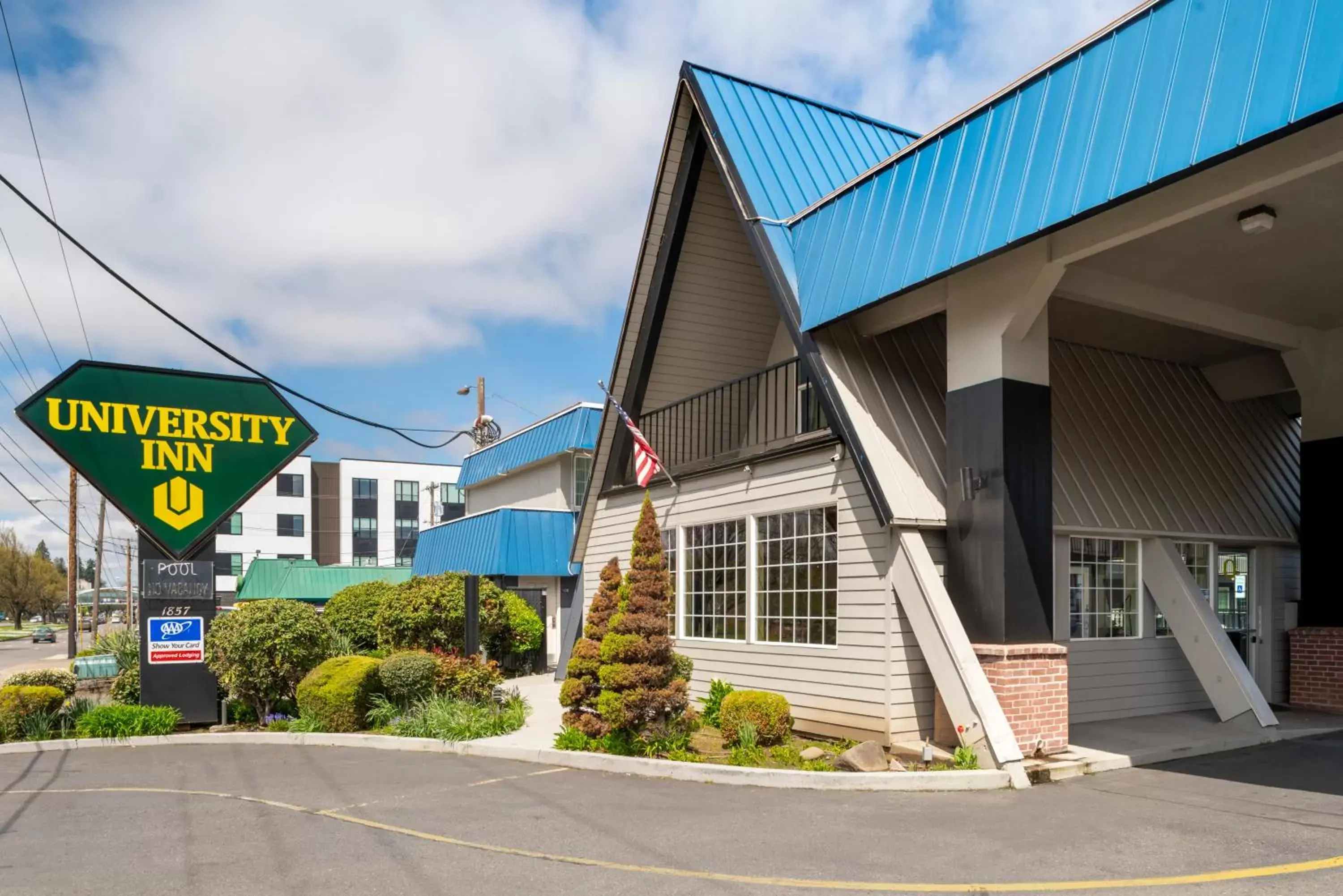 Property Building in University Inn and Suites Eugene