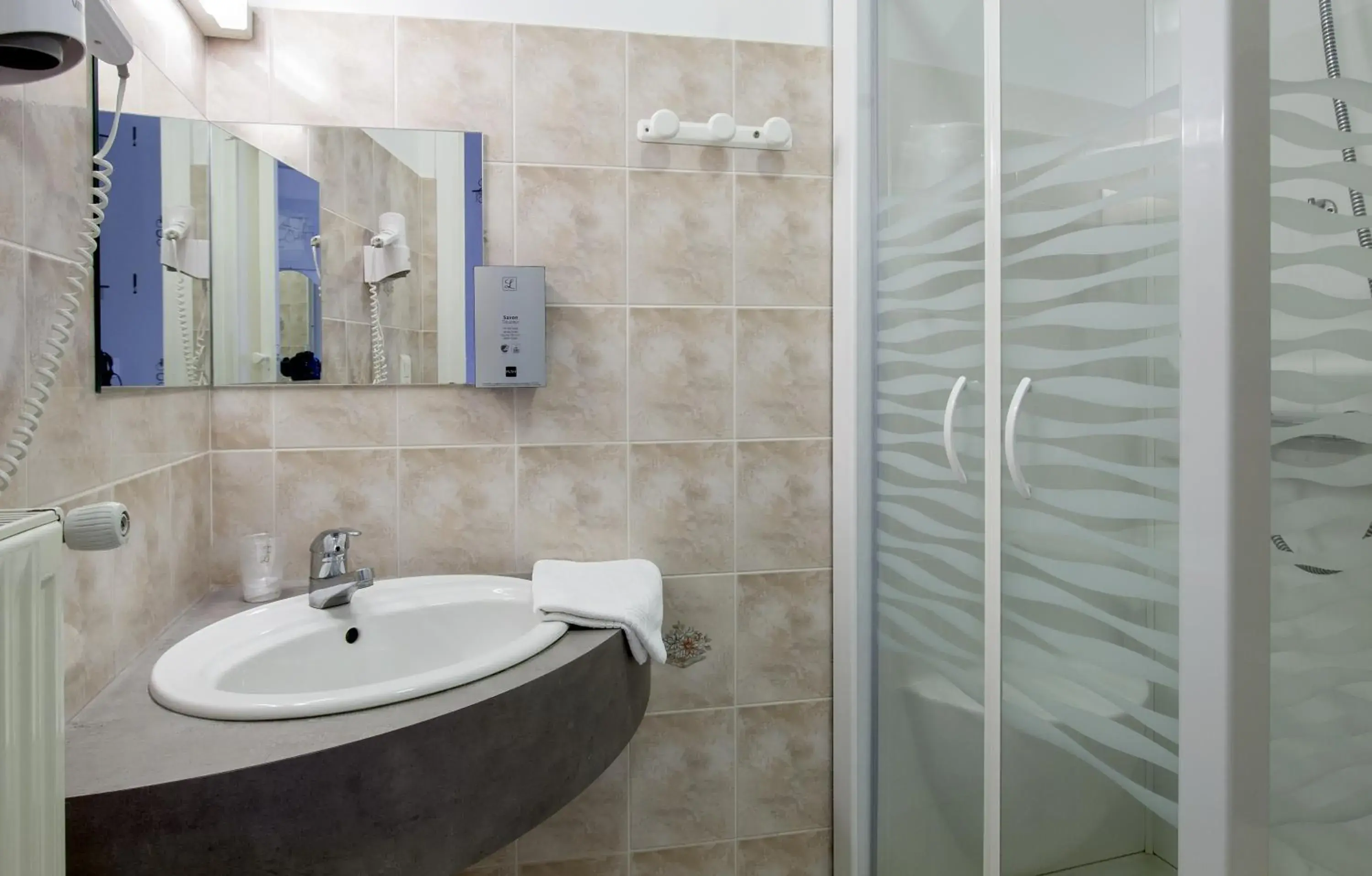 Shower, Bathroom in Logis de France Cazes Arazat