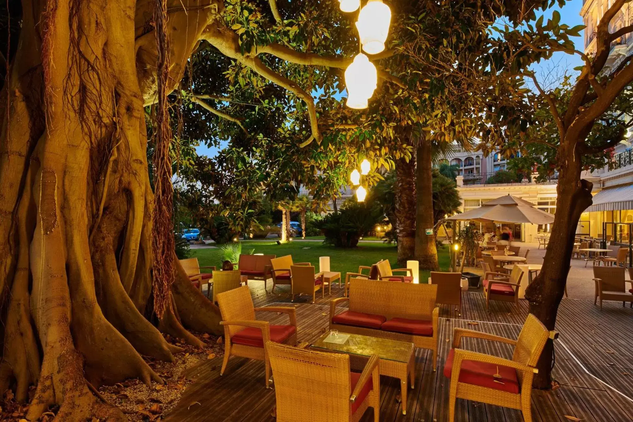Garden, Restaurant/Places to Eat in Hôtel Vacances Bleues Royal Westminster