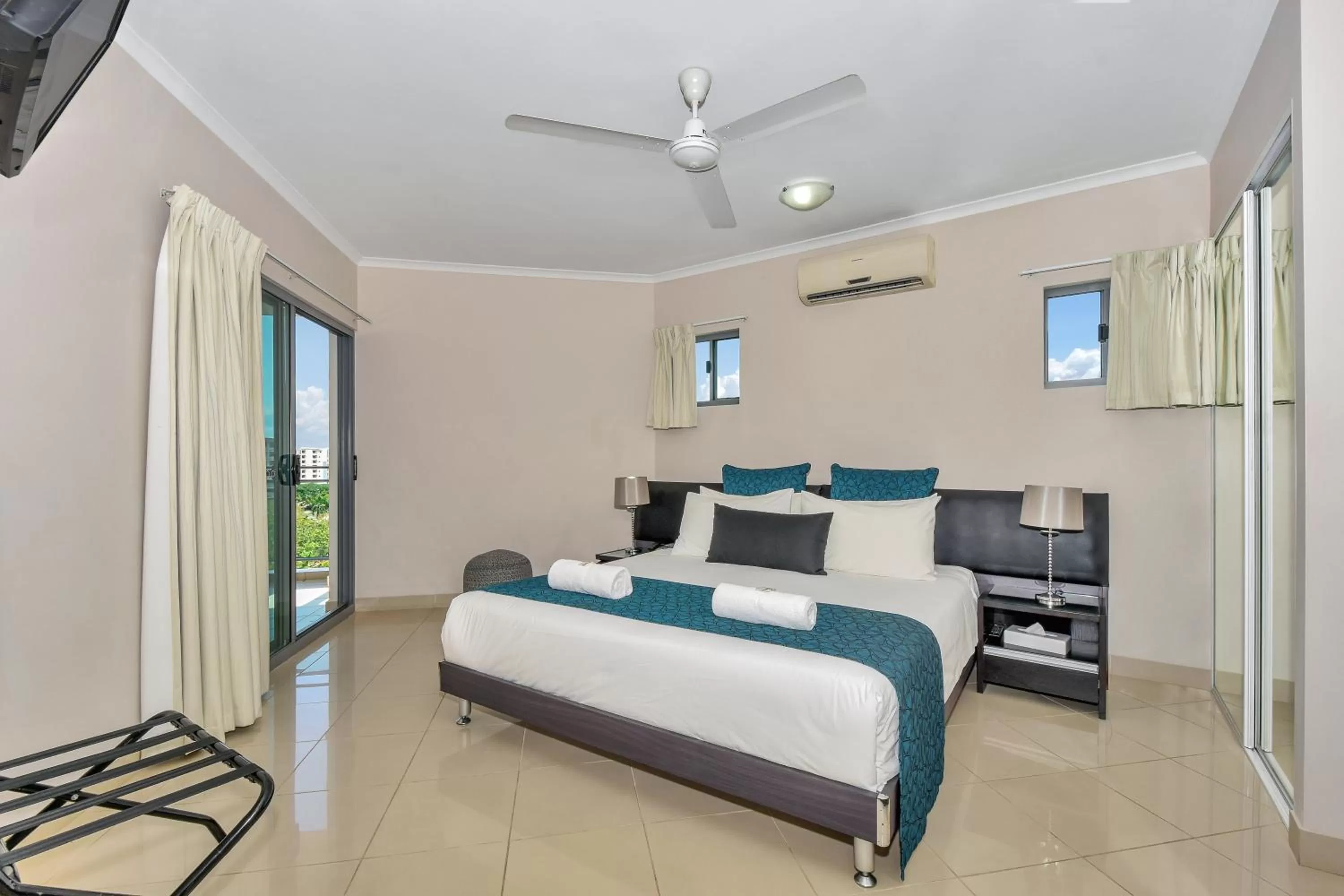 Balcony/Terrace, Bed in Argus Apartments Darwin