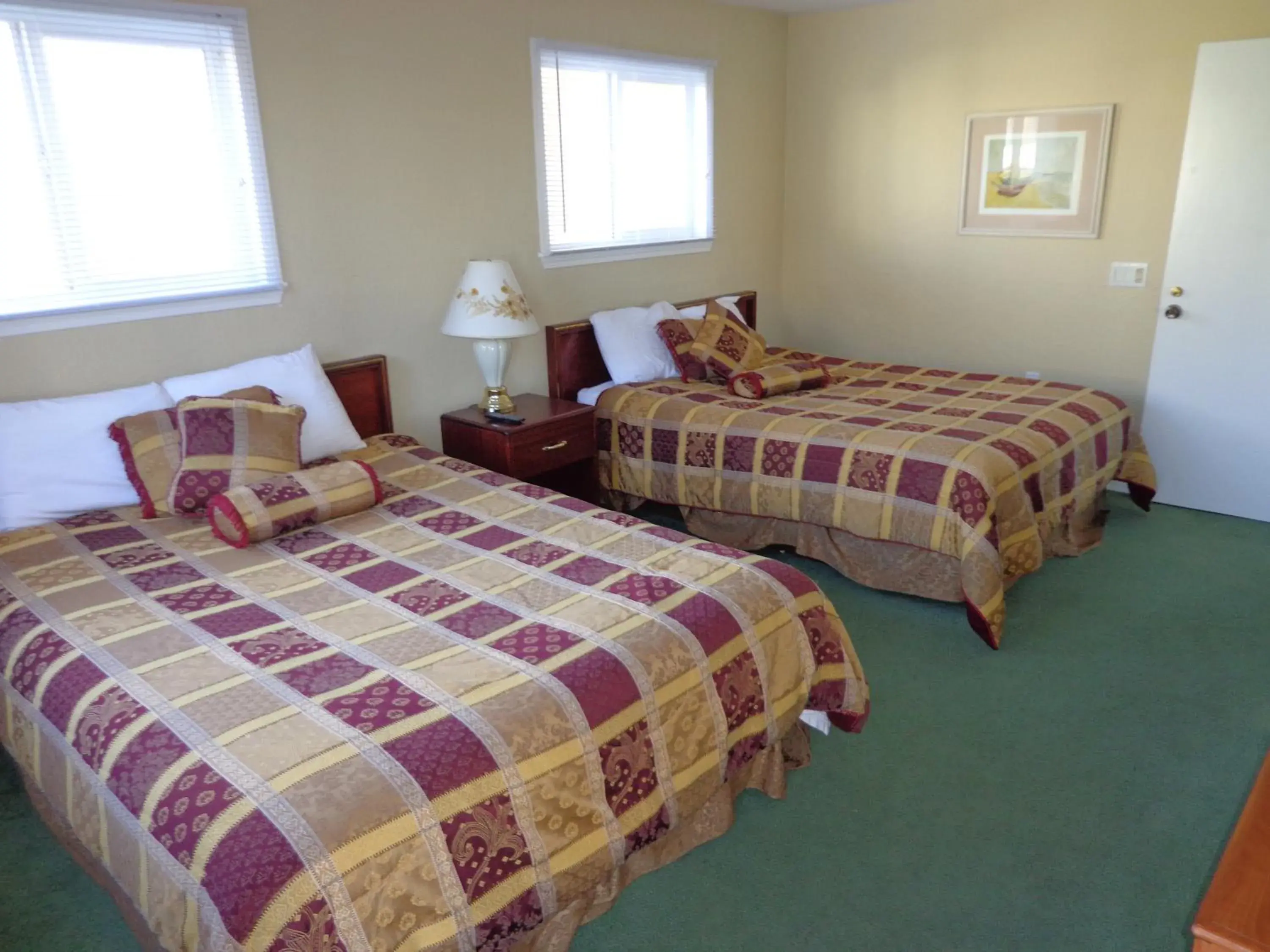 Bedroom, Bed in Ocean Shores Inn & Suites