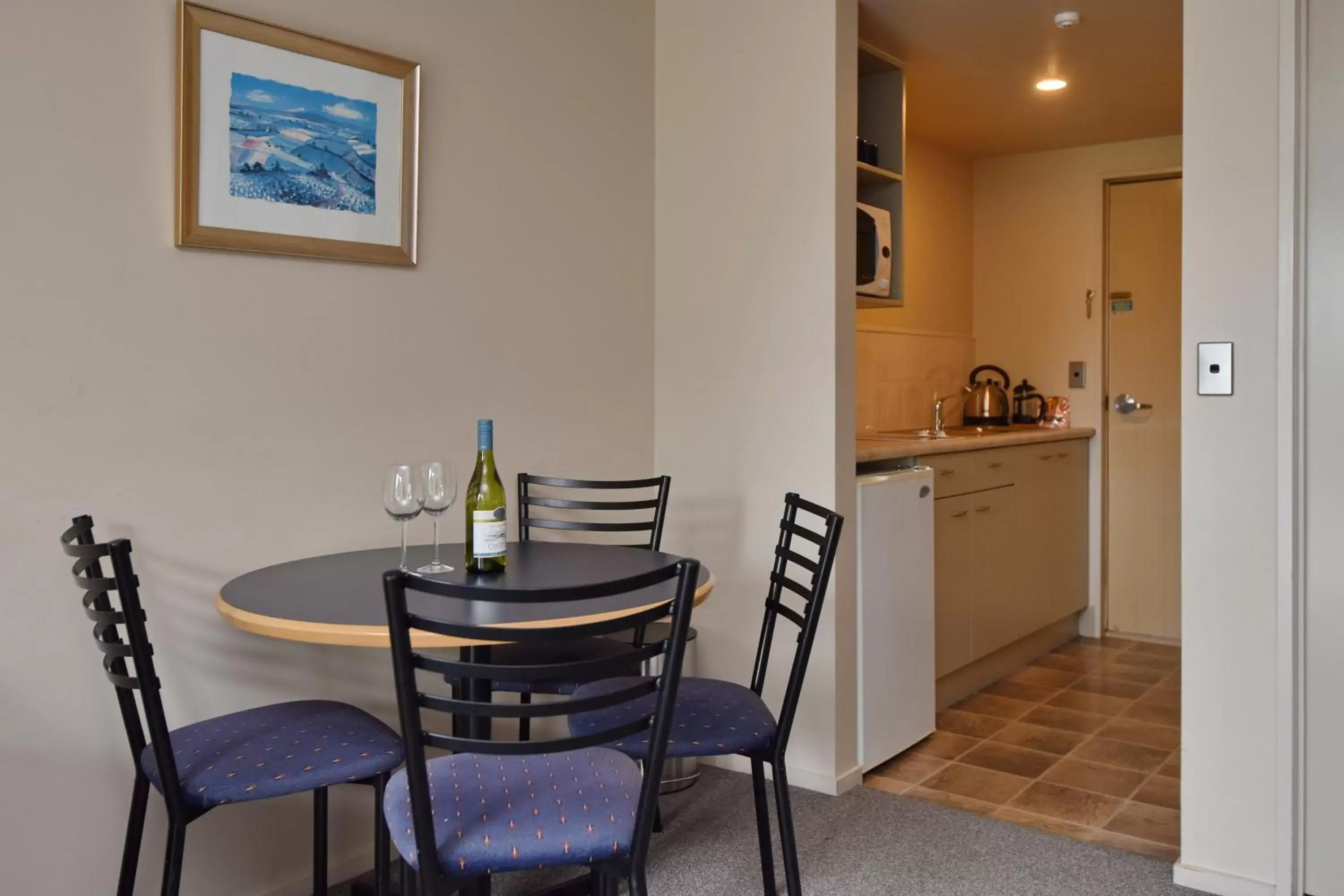 Kitchen or kitchenette, Dining Area in The Suites Ashburton