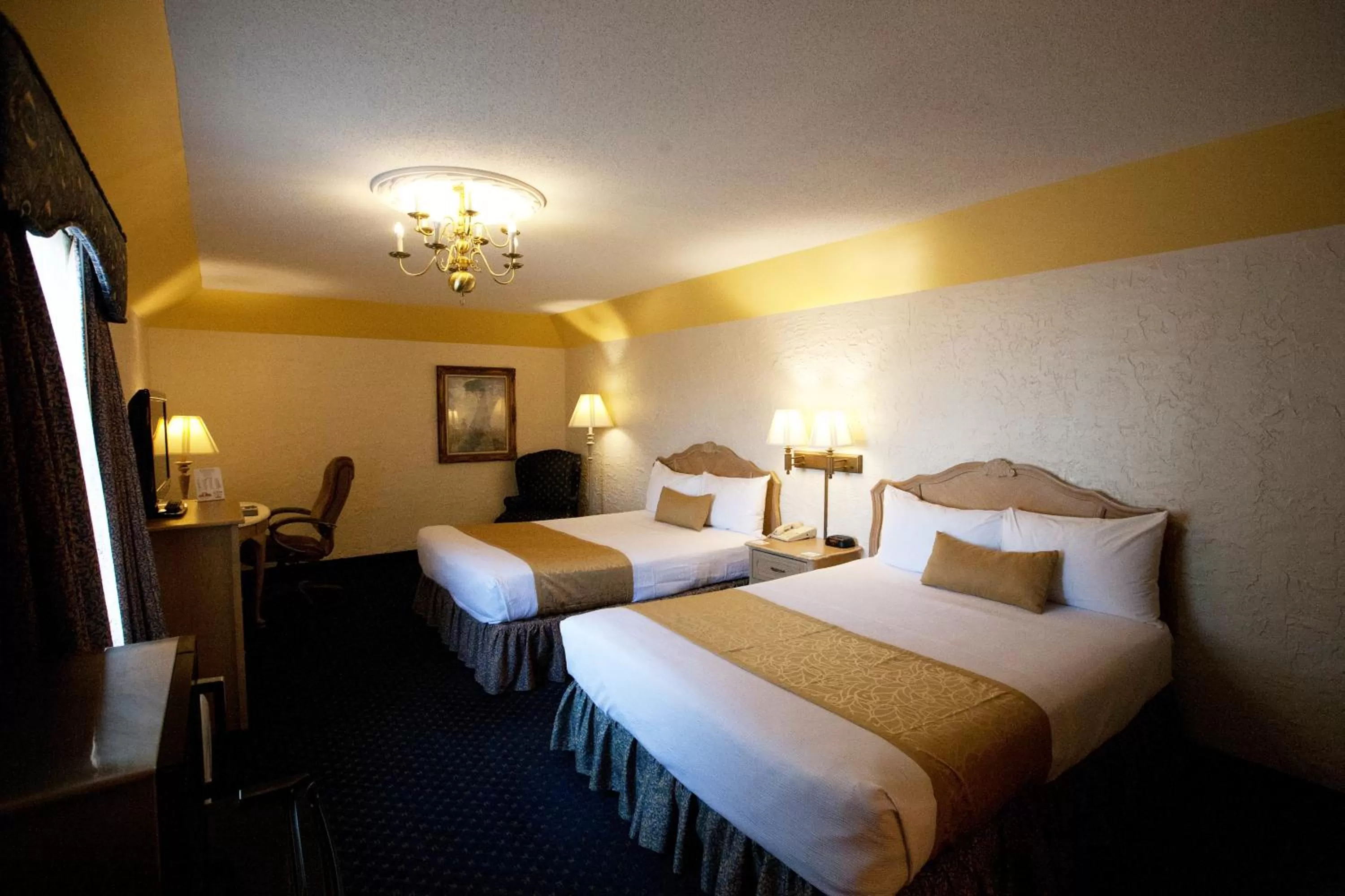 Bed in Chateau Hotel and Conference Center