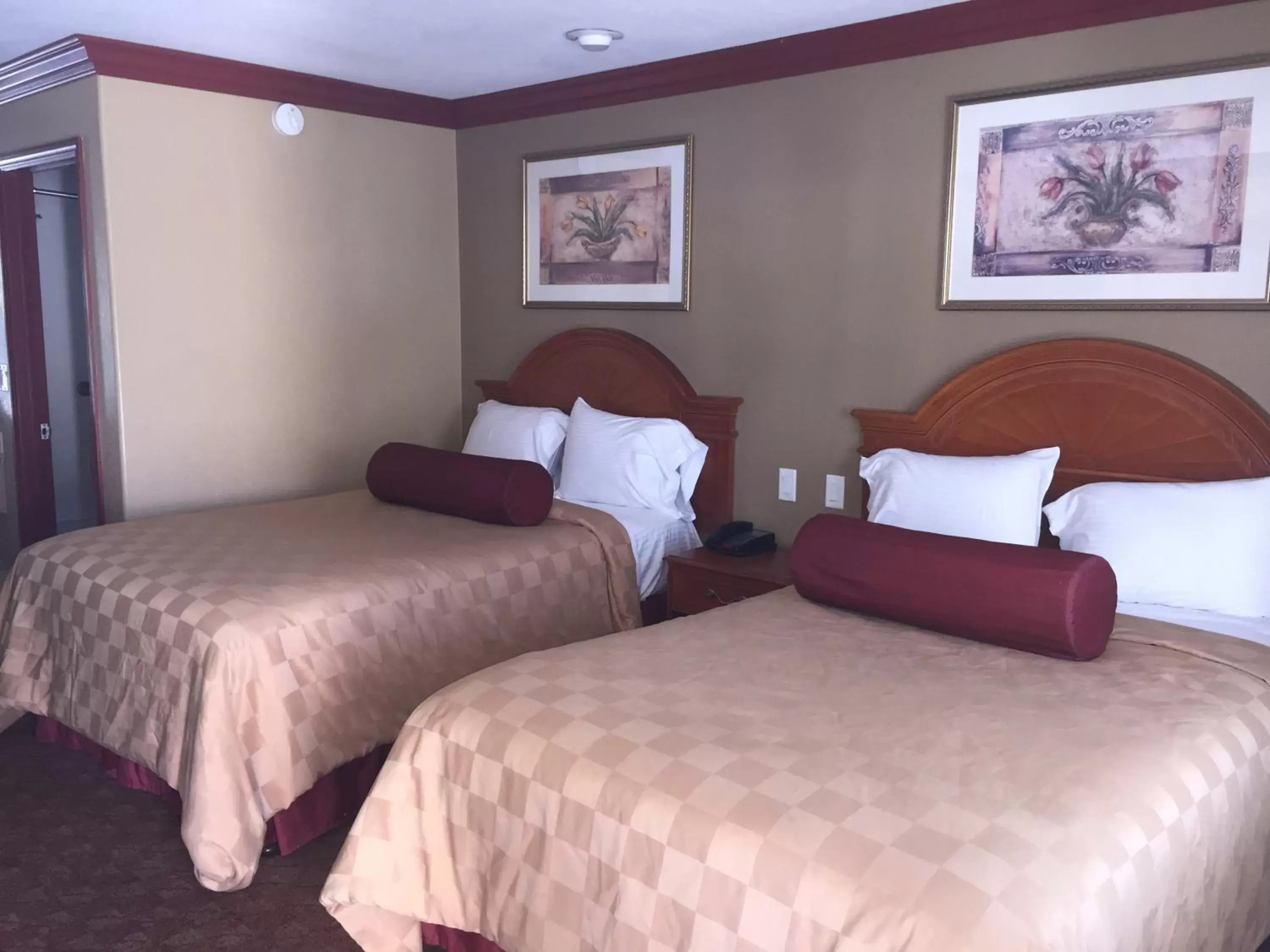 Bedroom, Bed in Thunderbird Lodge