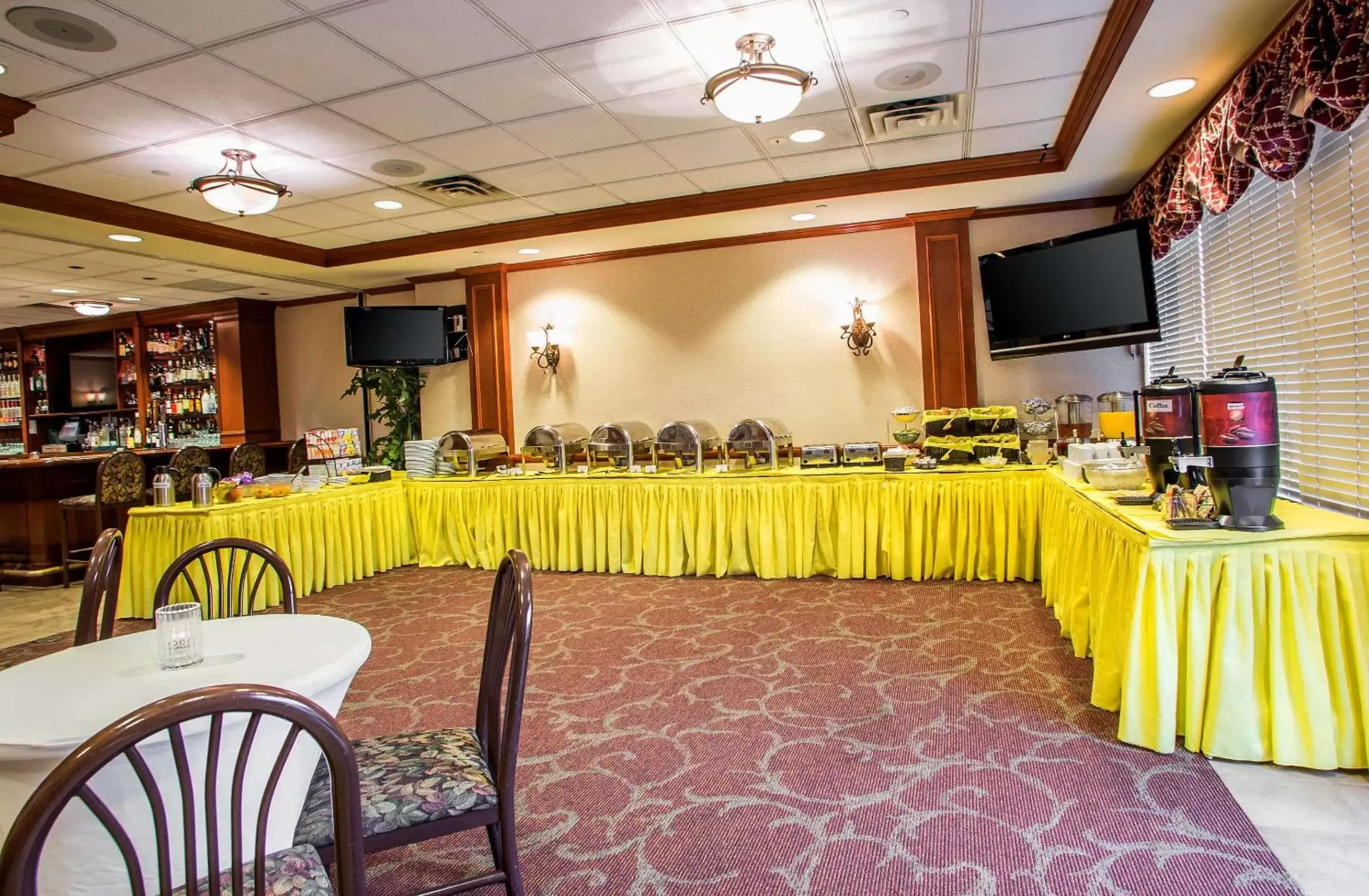 Restaurant/places to eat in Clarion Hotel & Conference Center Toms River