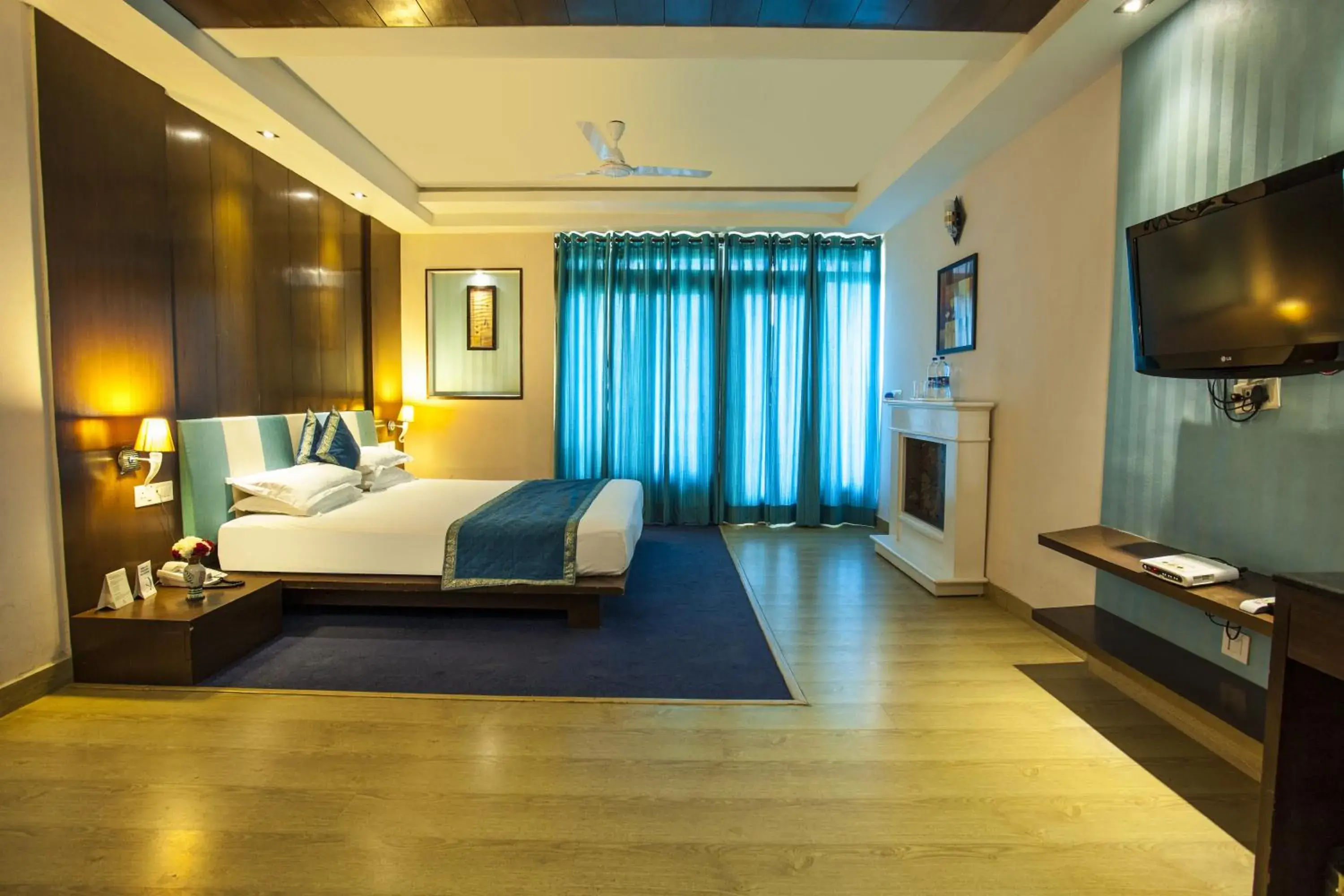 Bedroom, TV/Entertainment Center in Flag House Resort (18 Kms From Shimla)