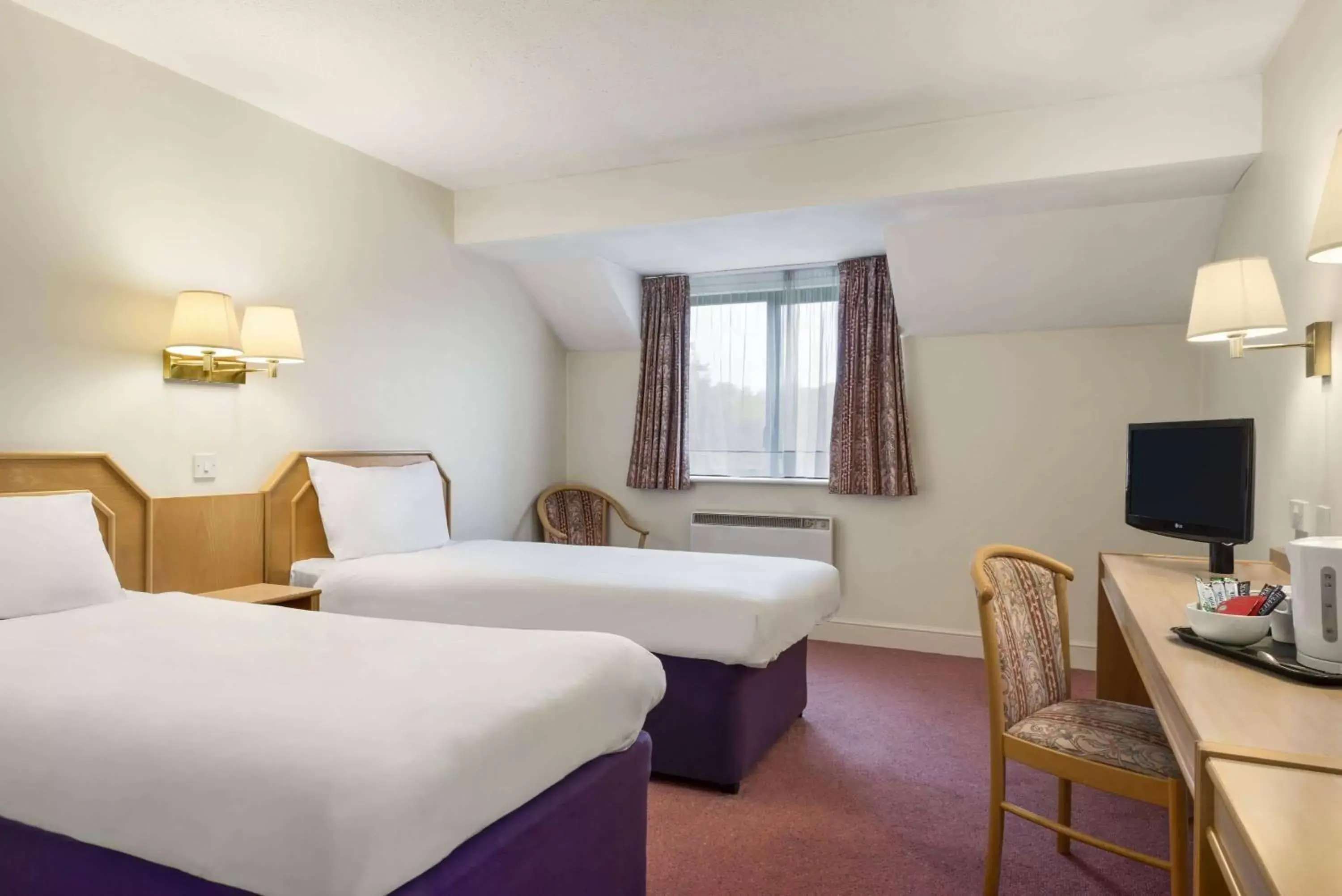 Photo of the whole room, Bed in Days Inn Chesterfield - Tibshelf