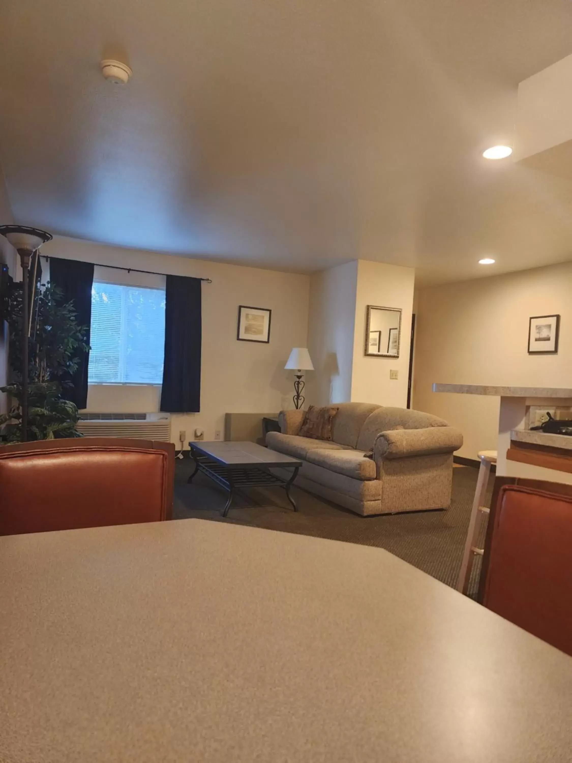 Living room in Days Inn by Wyndham Missoula Airport