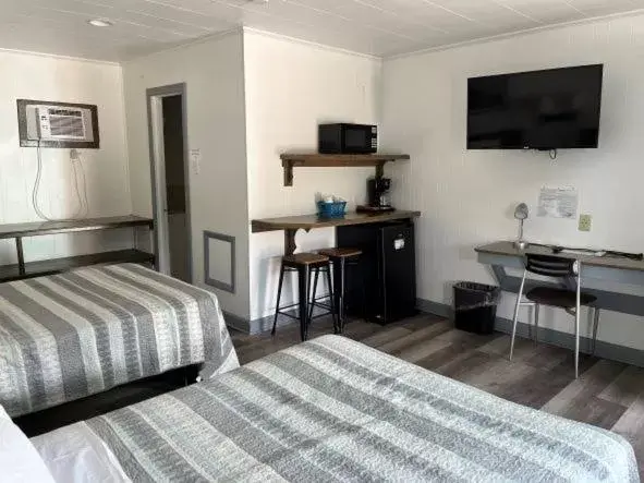 Photo of the whole room, TV/Entertainment Center in Swell Motel