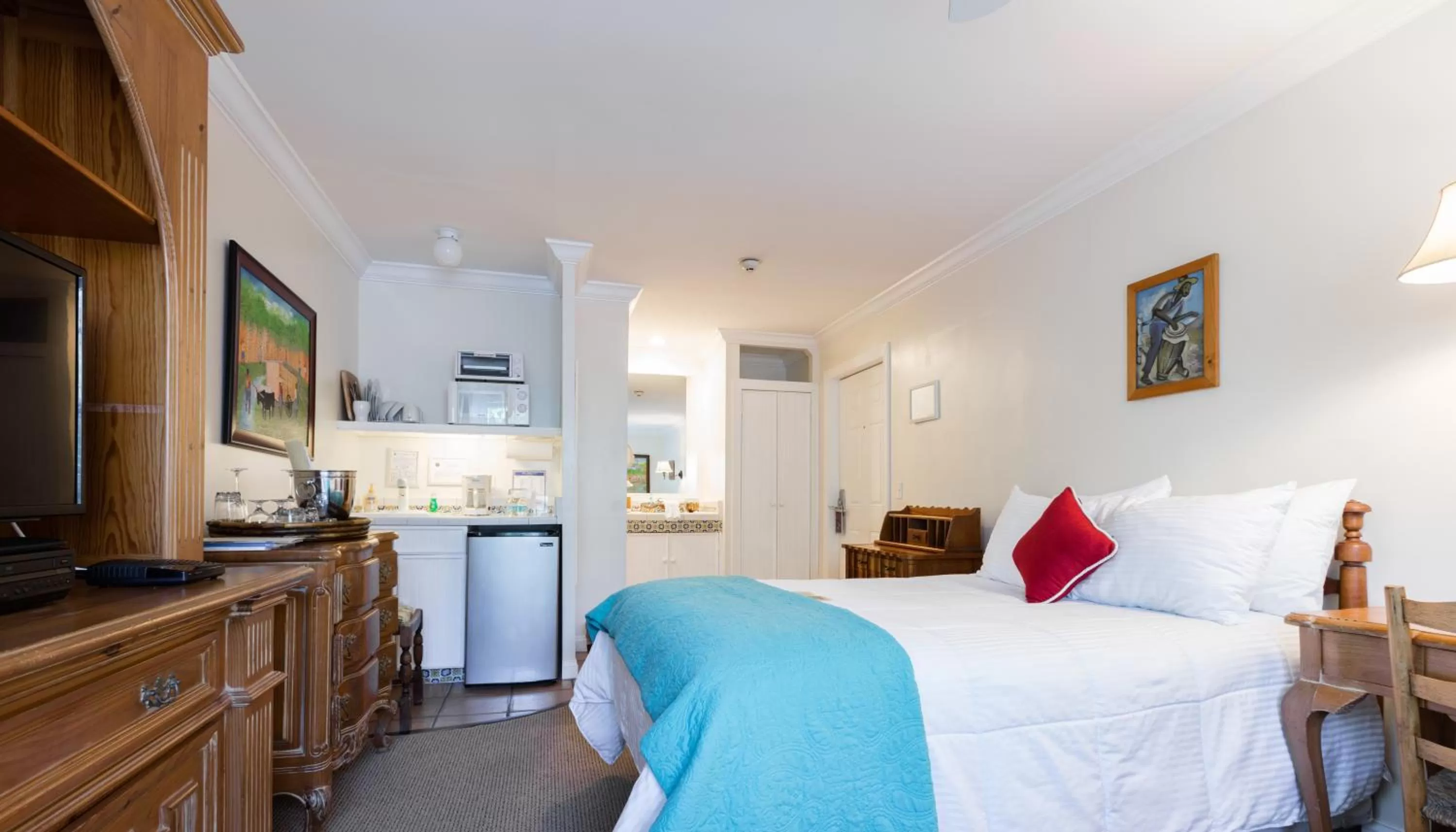Bedroom, Bed in The Caribbean Court Boutique Hotel