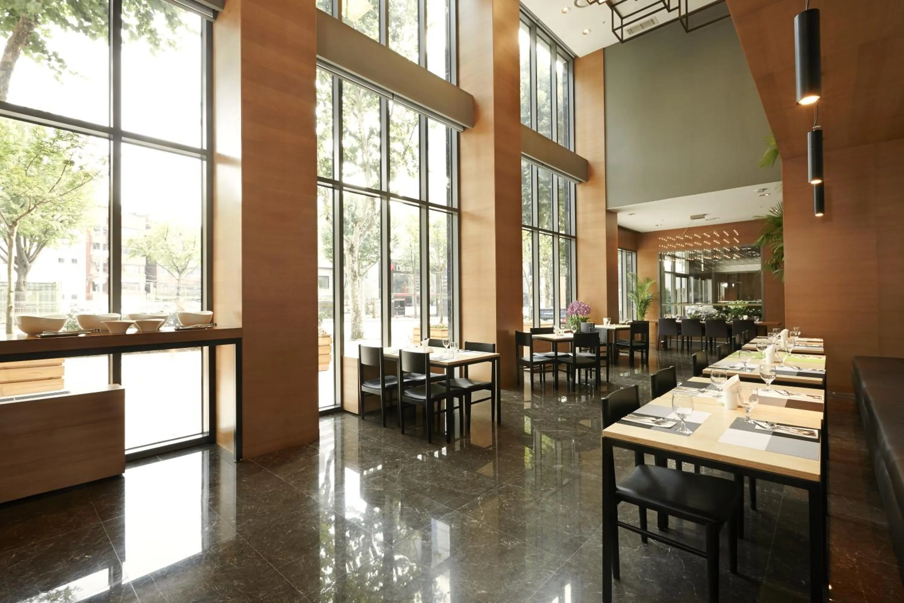 Restaurant/places to eat in Mayplace Hotel