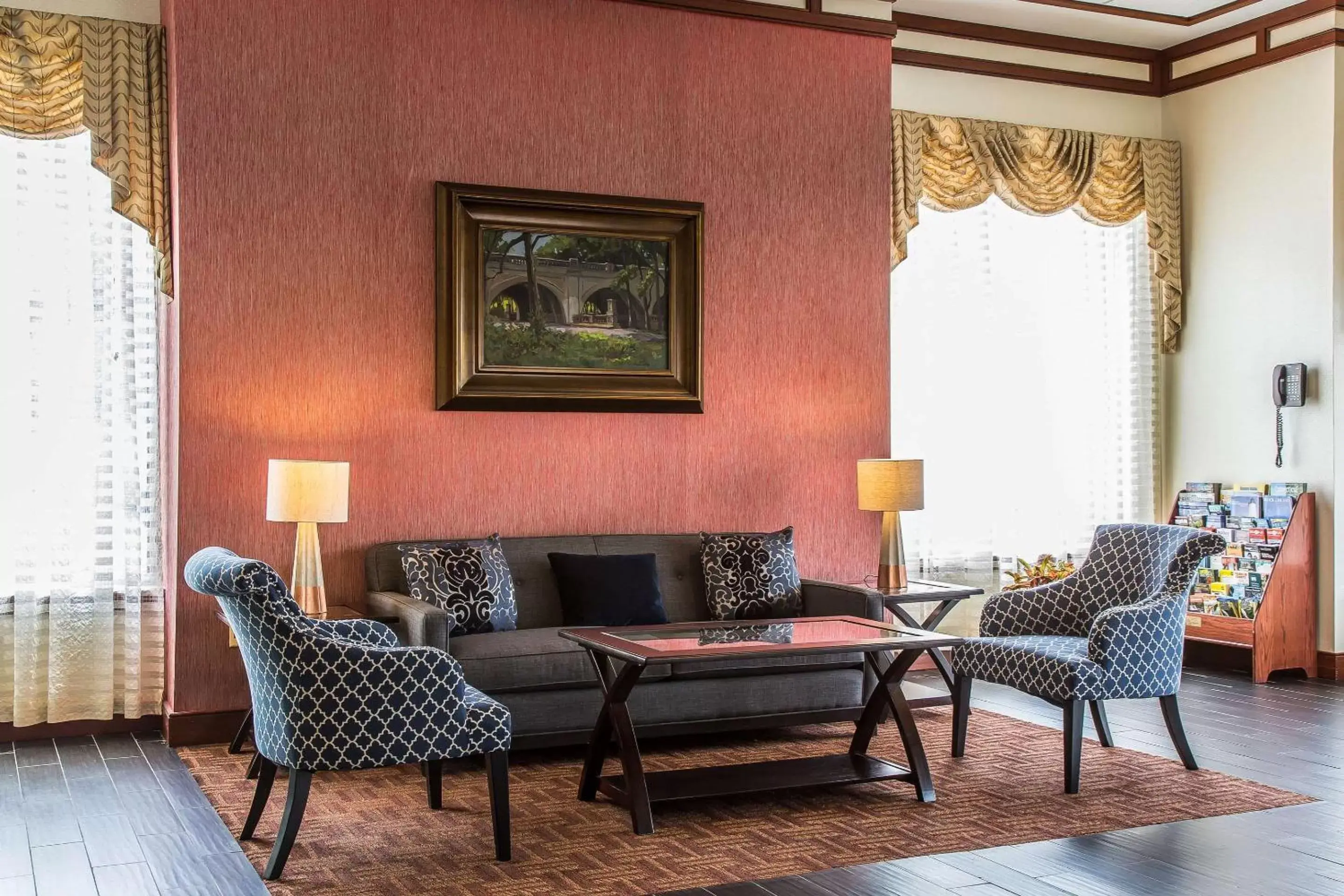 Lobby or reception, Seating Area in Clarion Hotel & Suites Hamden - New Haven