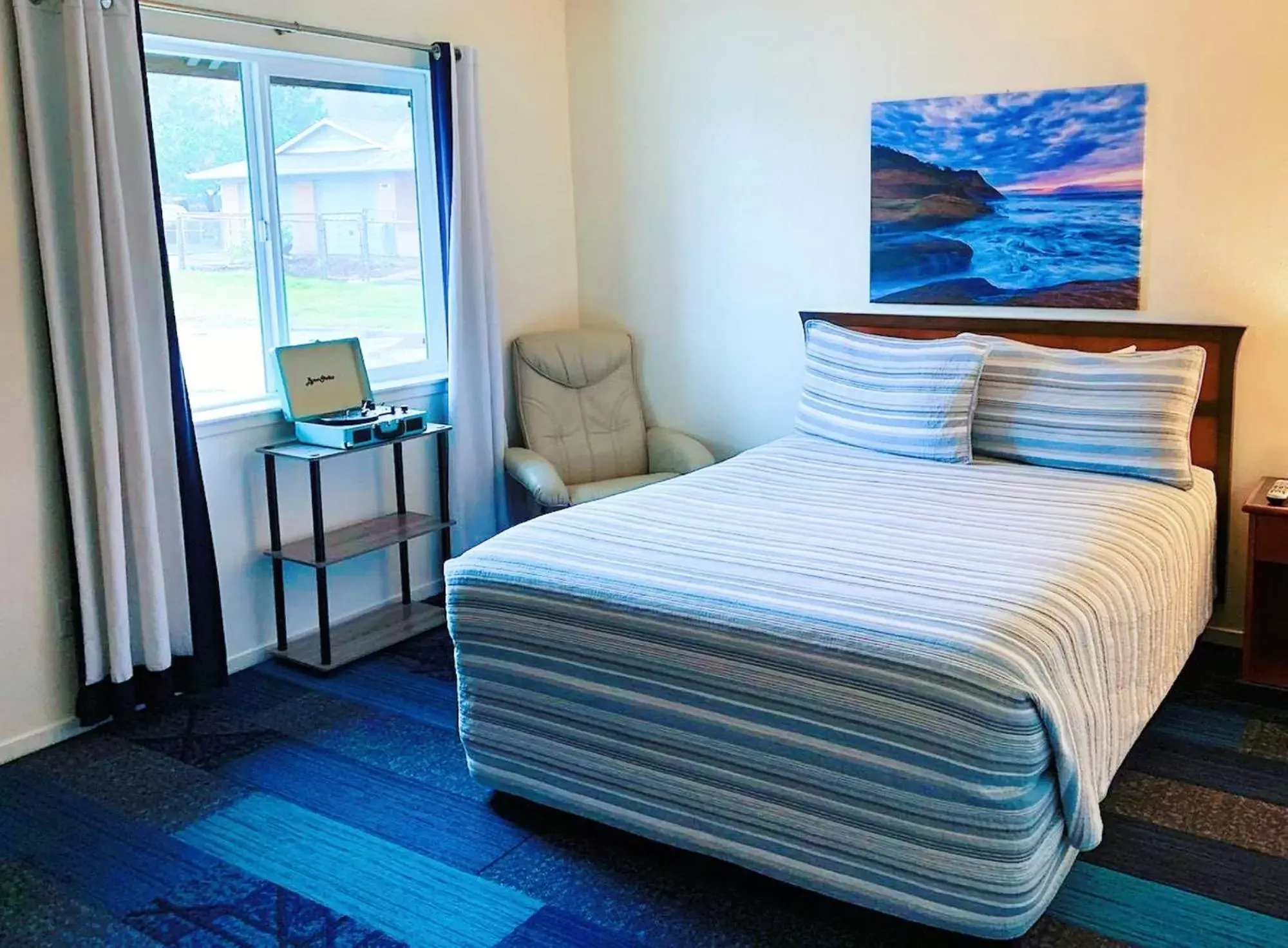 Photo of the whole room, Bed in Surf & Sand Inn