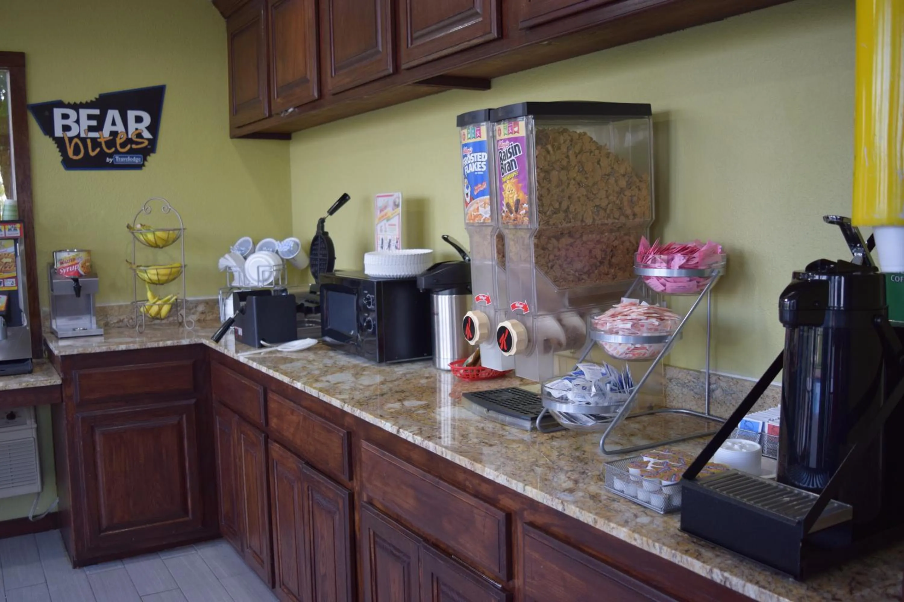 Food and drinks in Travelodge Inn & Suites by Wyndham Norman