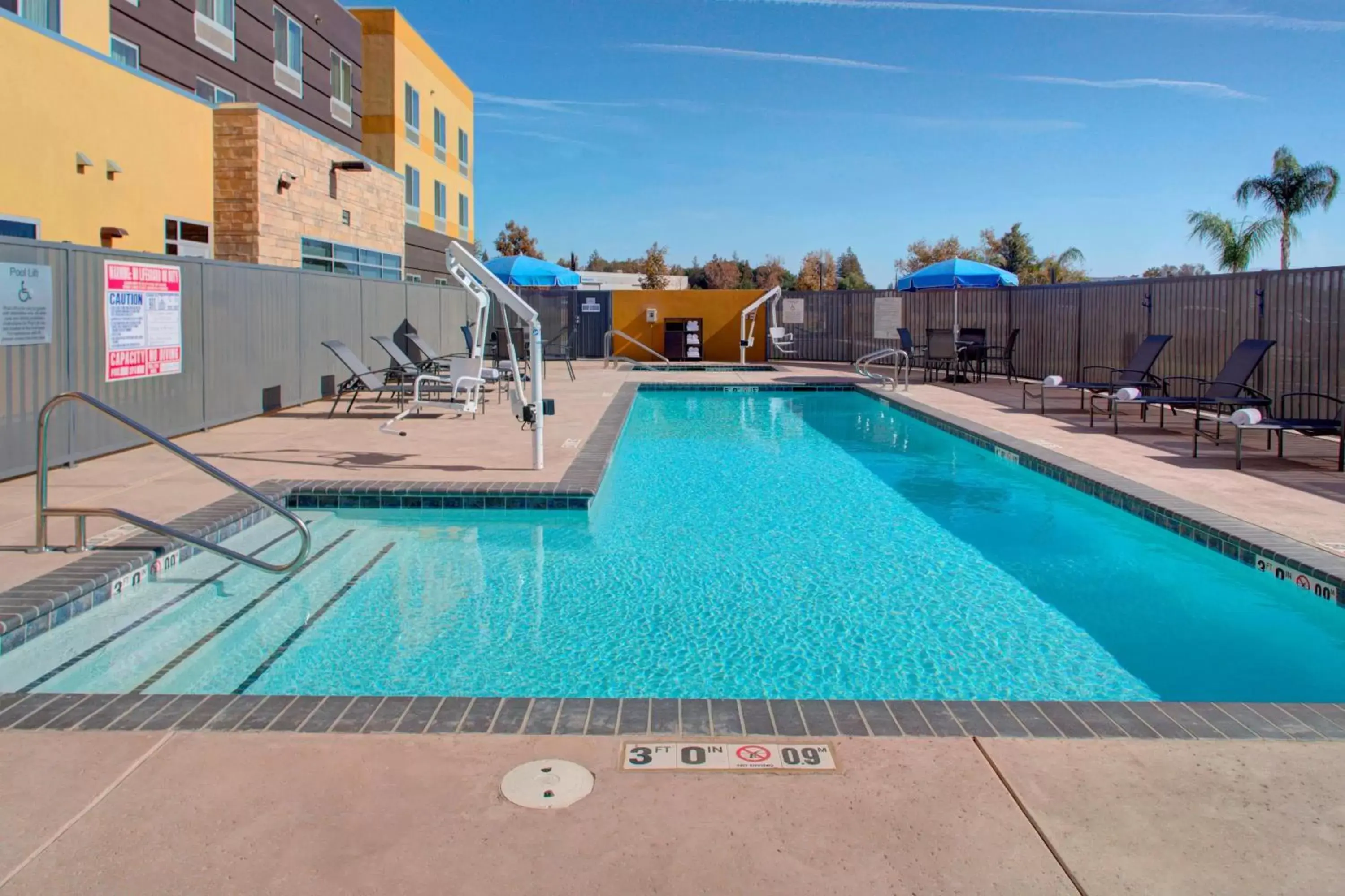 Swimming Pool in Fairfield Inn & Suites by Marriott Bakersfield North/Airport