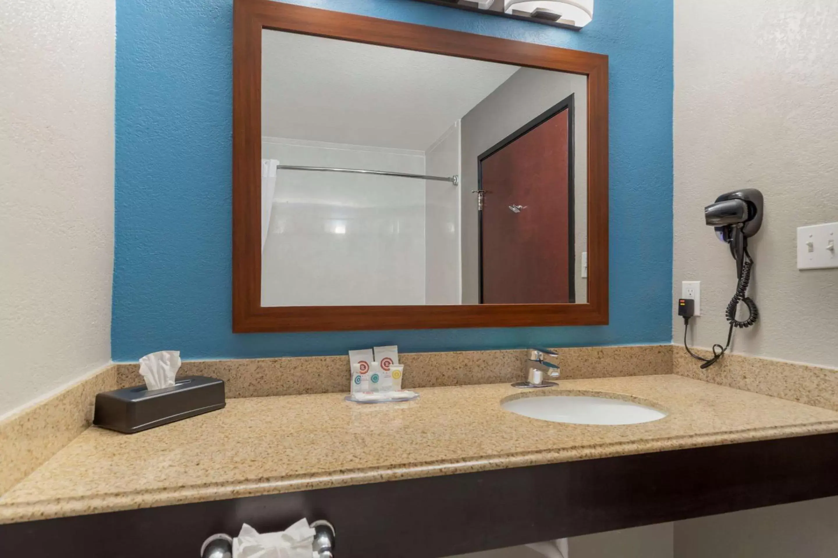 Bedroom, Bathroom in Comfort Inn & Suites Near Medical Center