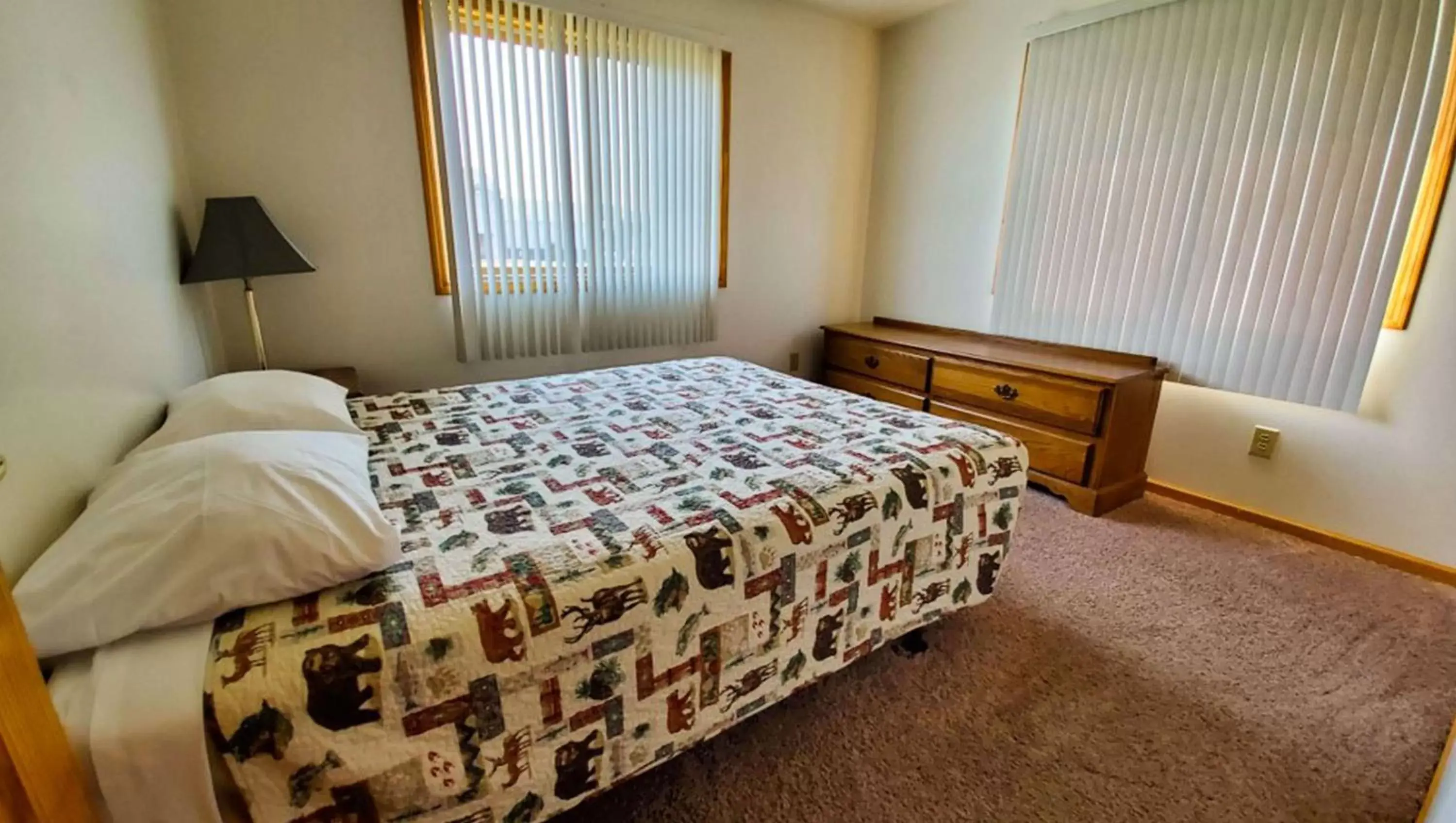 Photo of the whole room, Bed in Jasper Ridge Inn Ishpeming