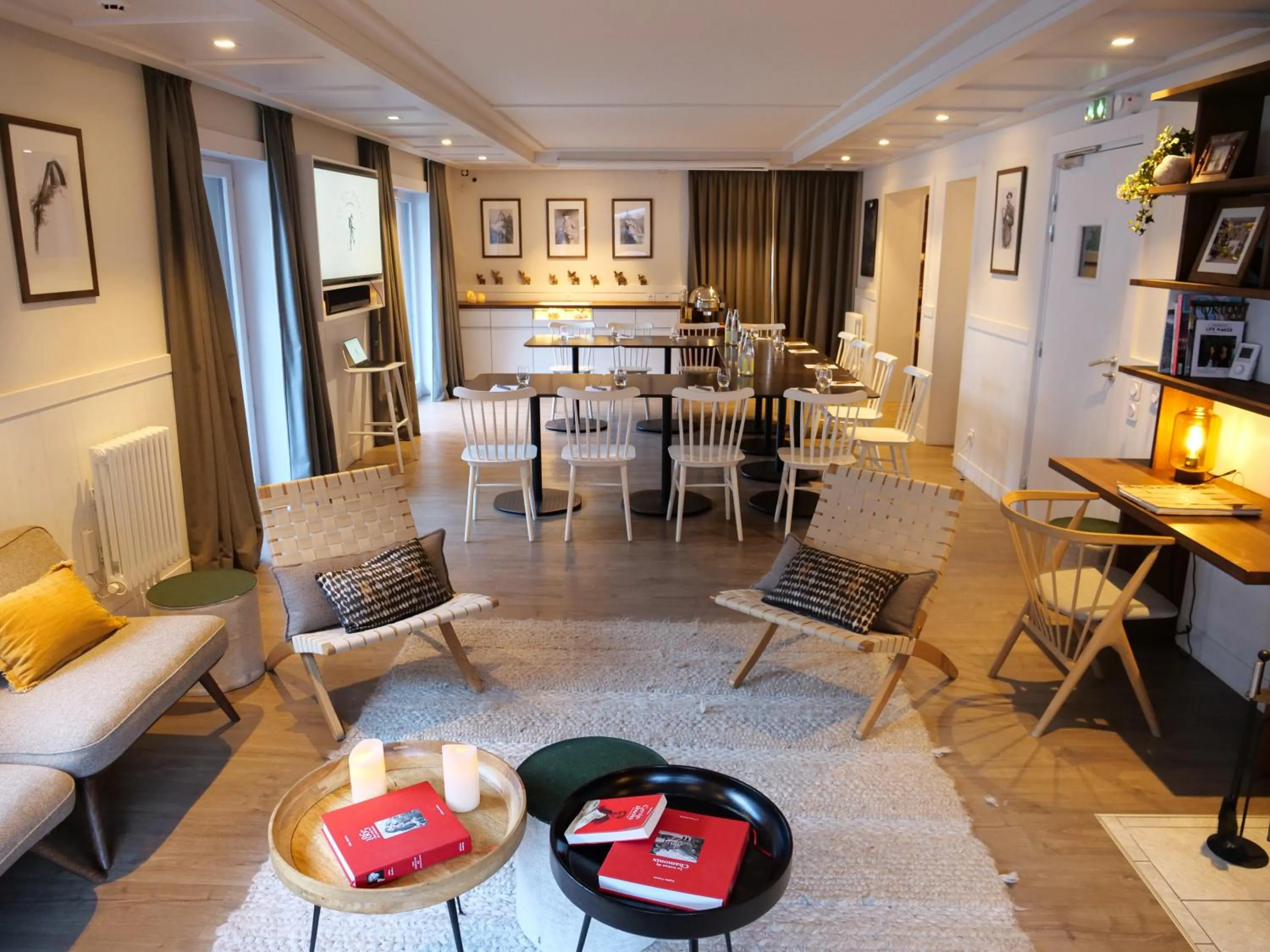 Communal lounge/ TV room in Chalet hôtel le Whymper