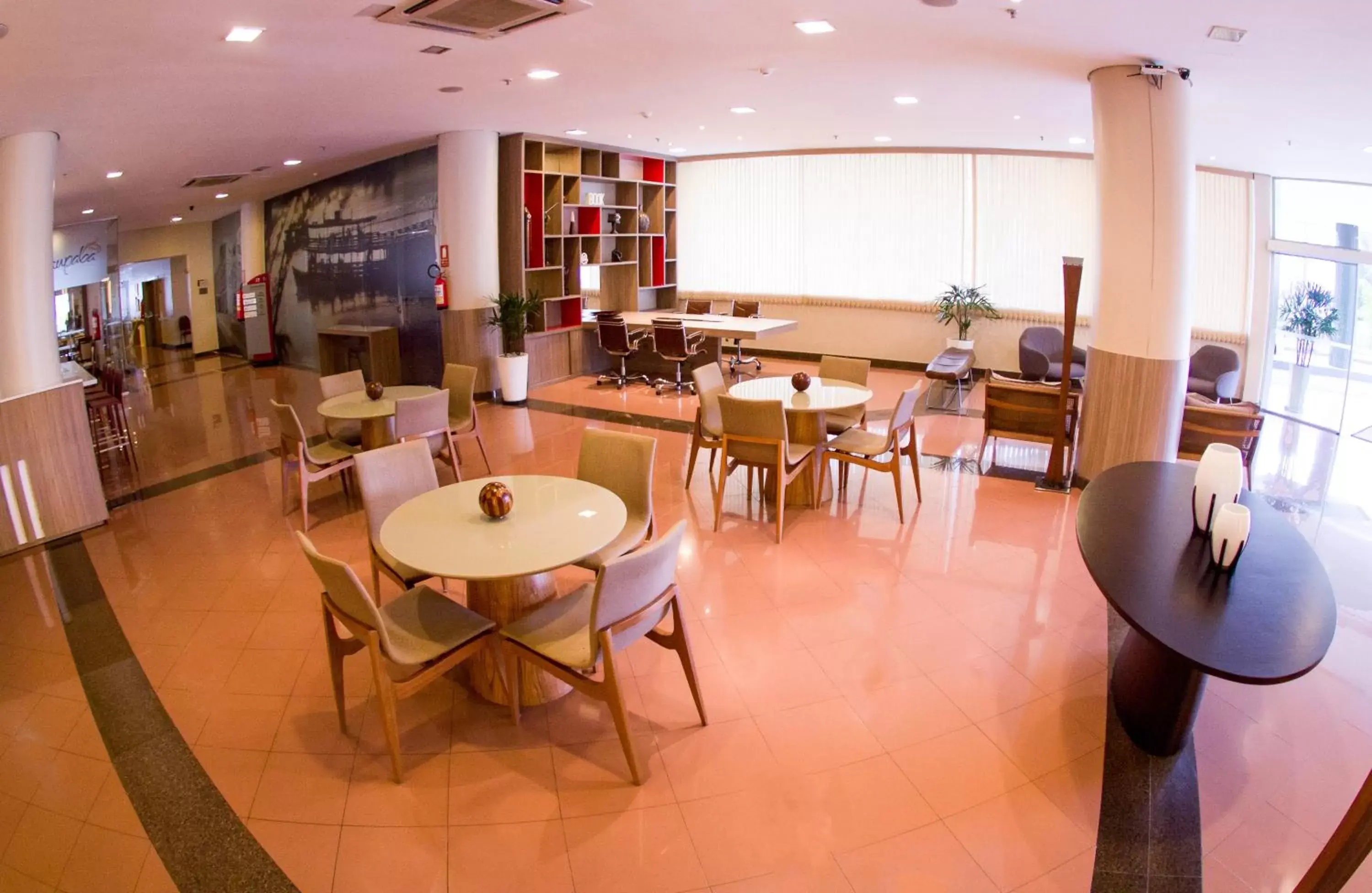 Communal lounge/ TV room, Lounge/Bar in Comfort Hotel Manaus
