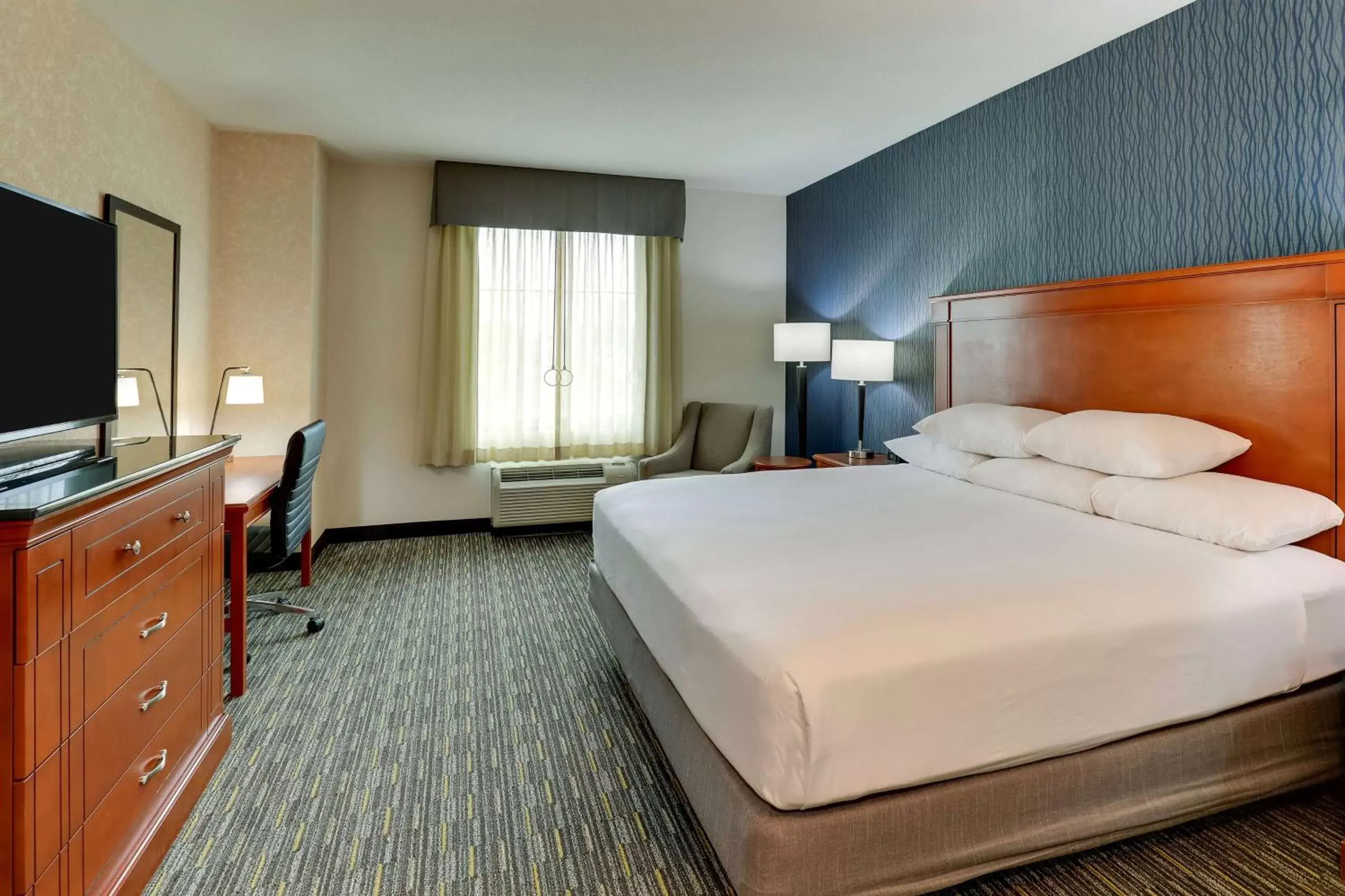 Bedroom, Bed in Drury Inn & Suites St. Louis Arnold