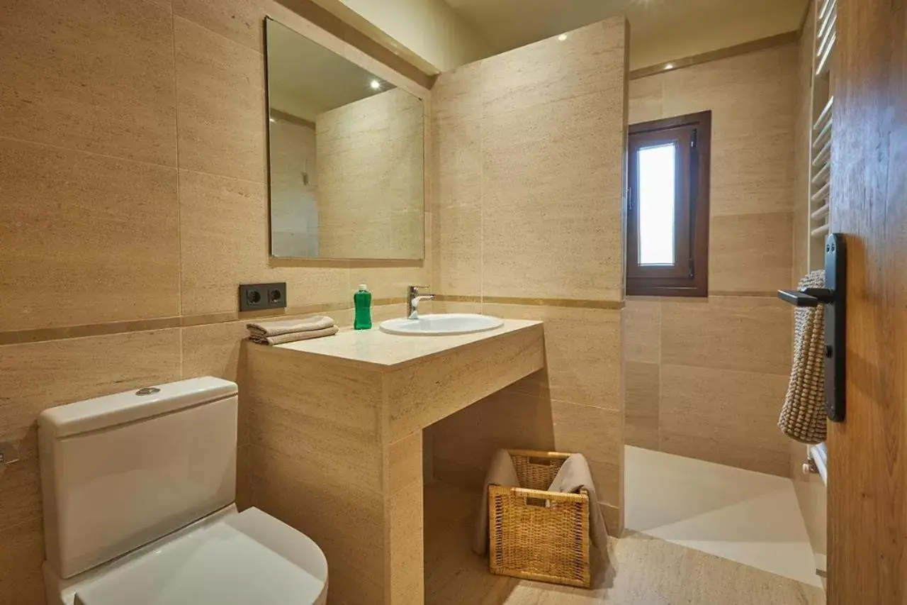 Shower, Bathroom in Hotel-Hostal Sport