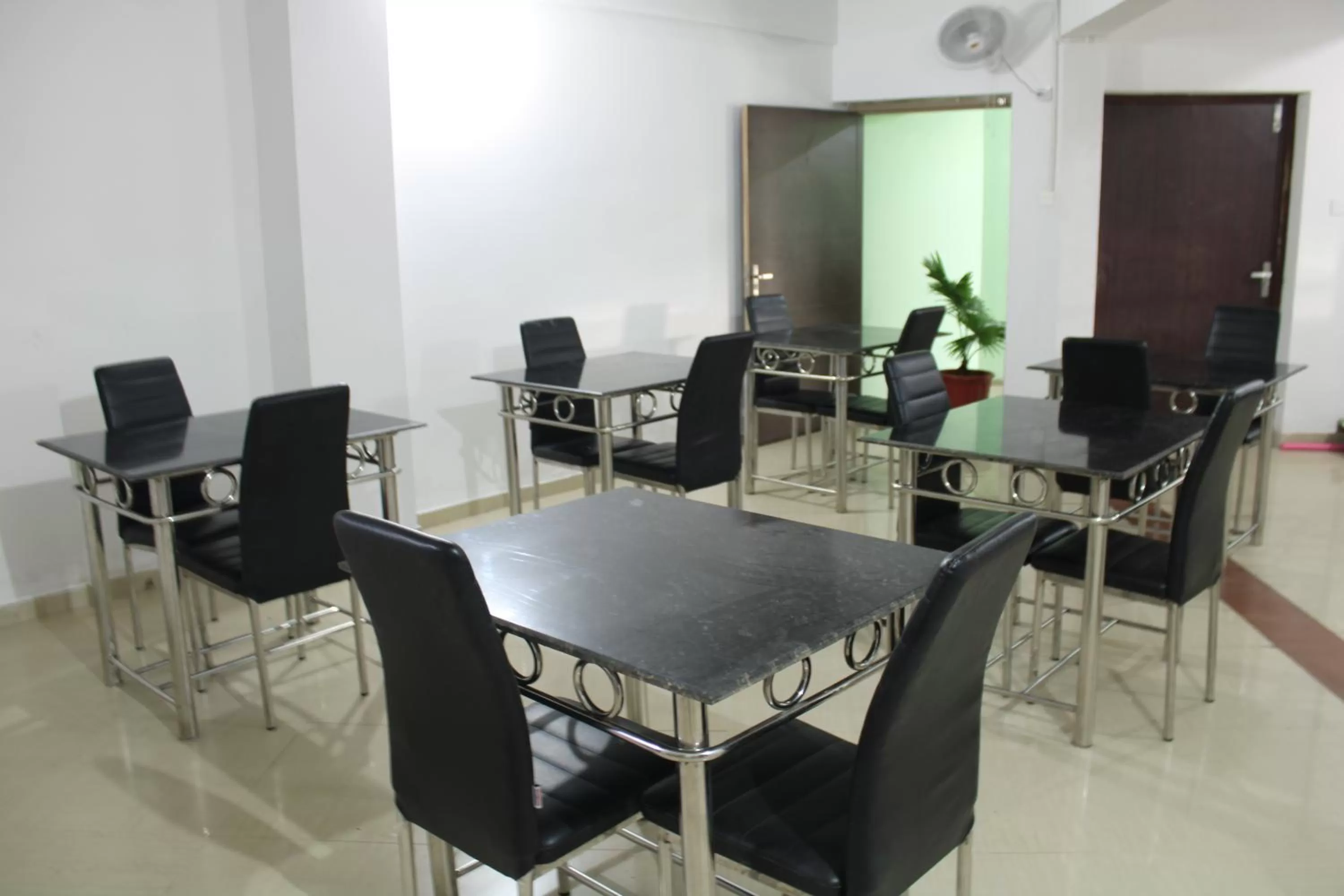 Restaurant/places to eat in HOTEL PURI GREENS