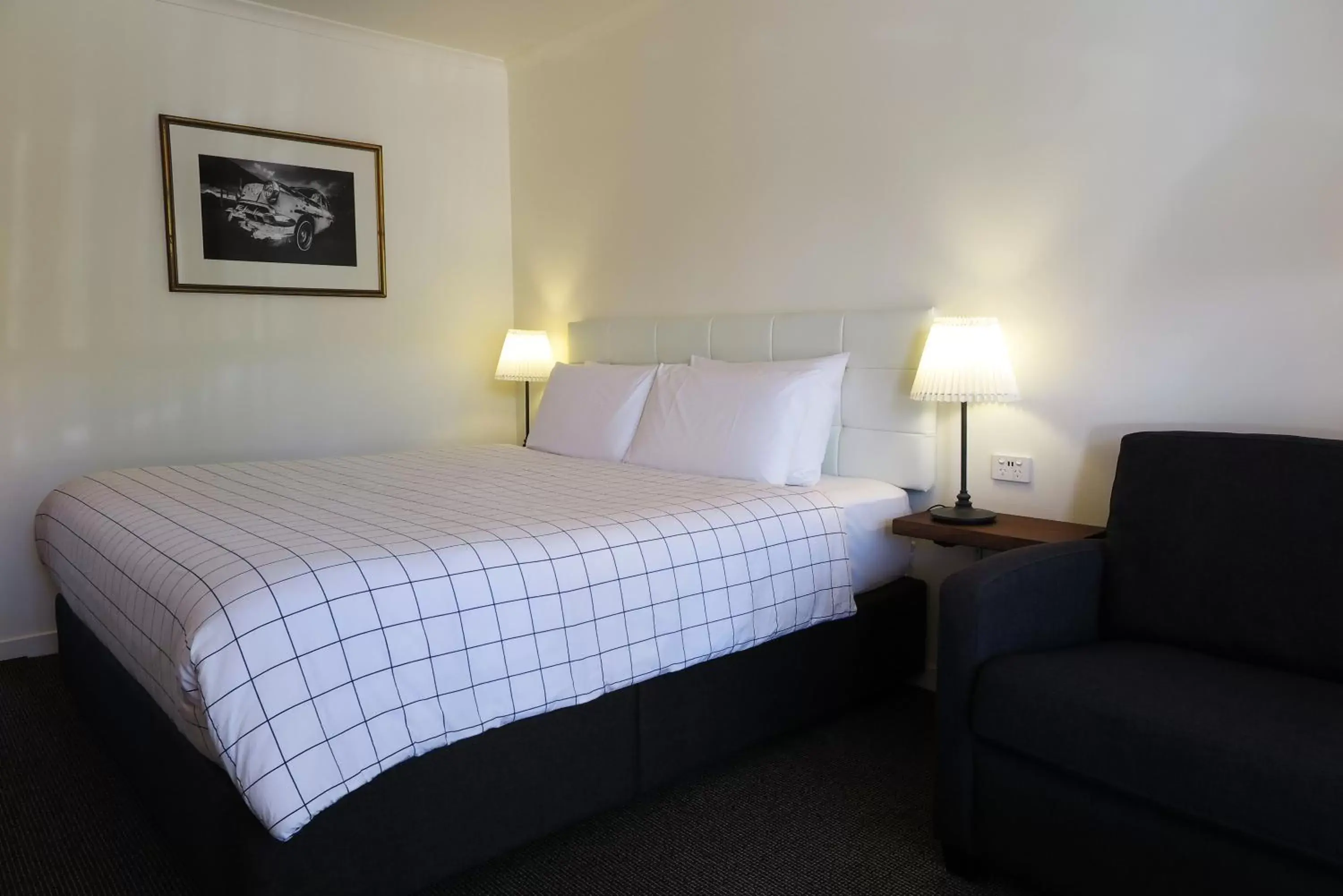 Bedroom, Bed in Summerhill Motor Inn
