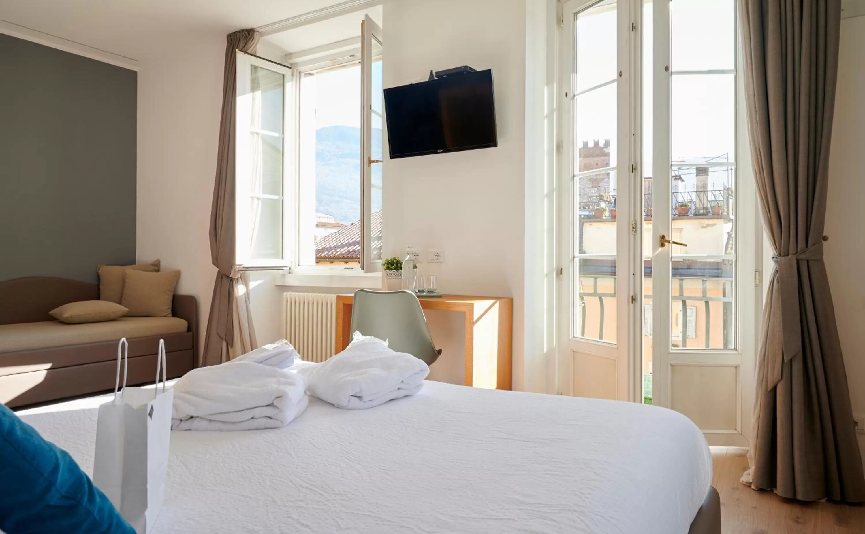 Bed in Lainez Rooms & Suites