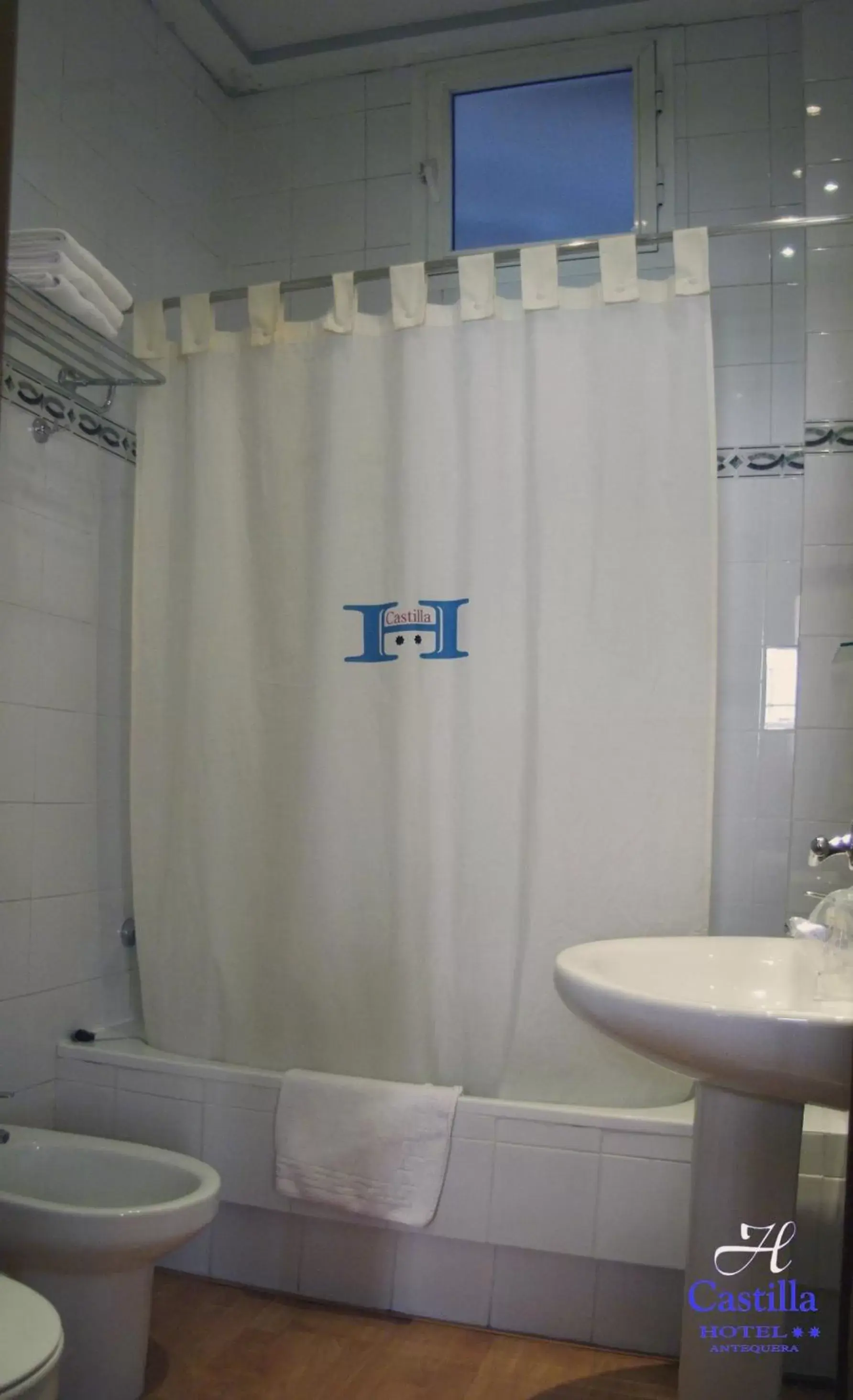 Bathroom in Hotel Castilla